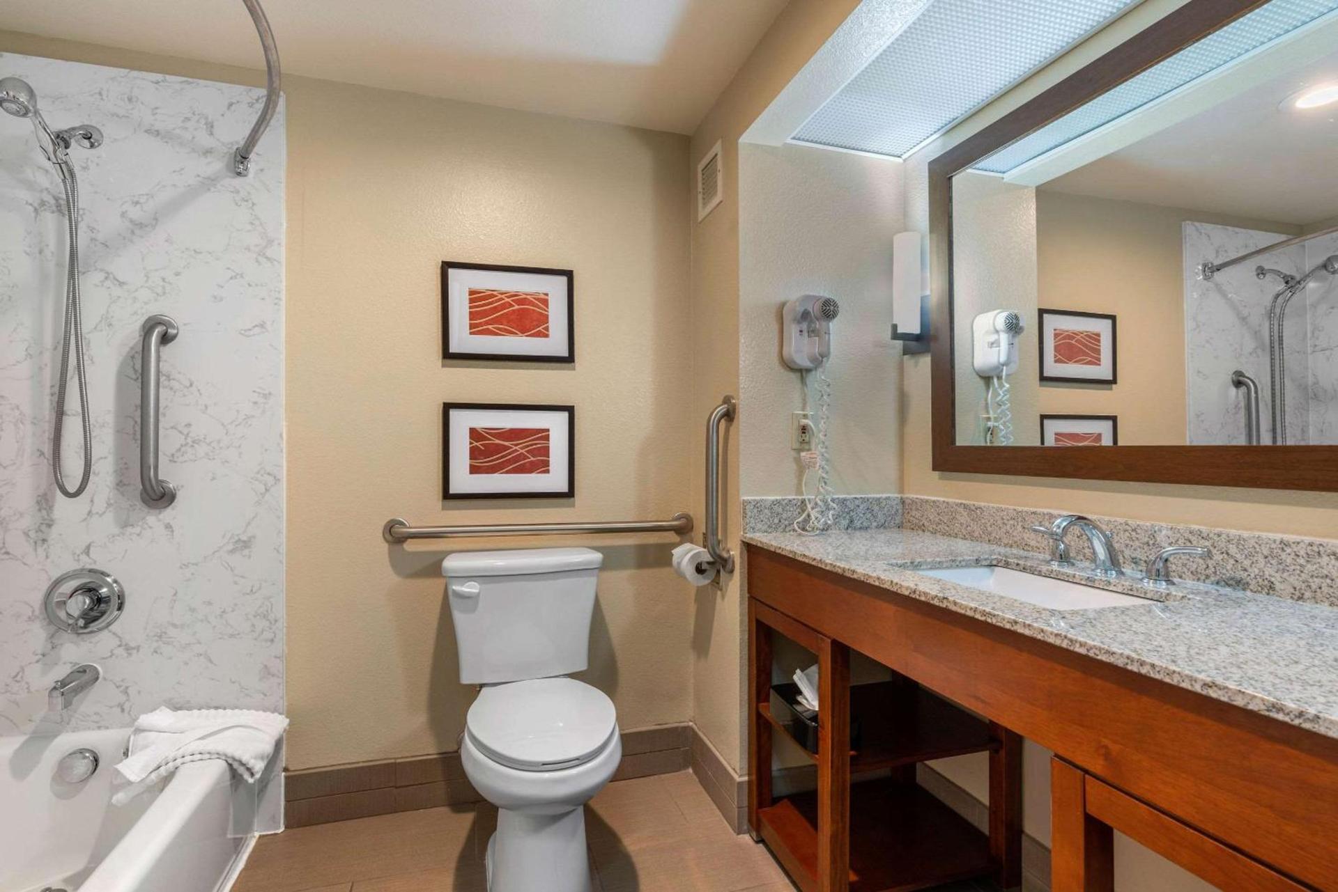 Comfort Inn & Suites Sacramento - University Area photo 35