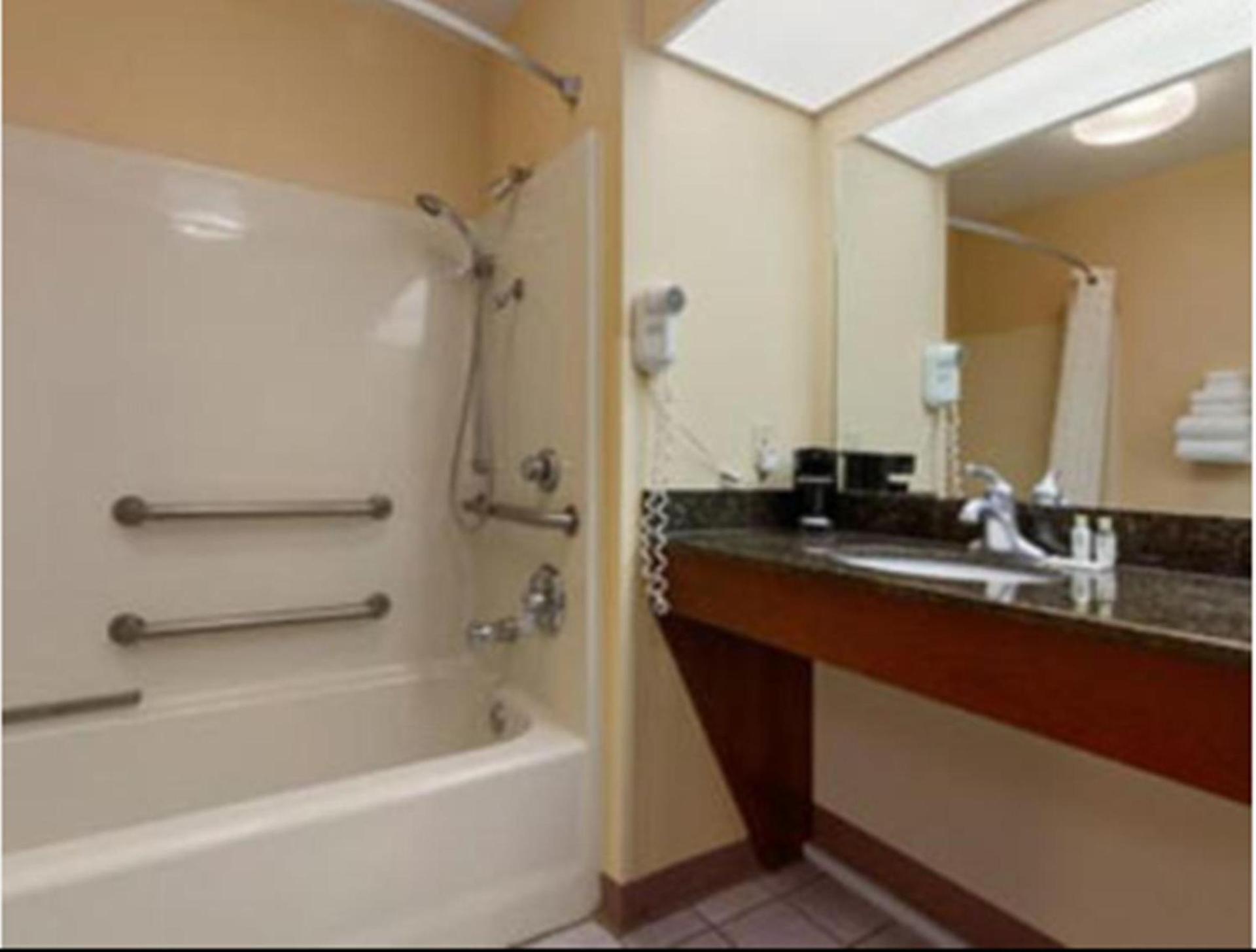 Baymont by Wyndham Warner Robins photo 62