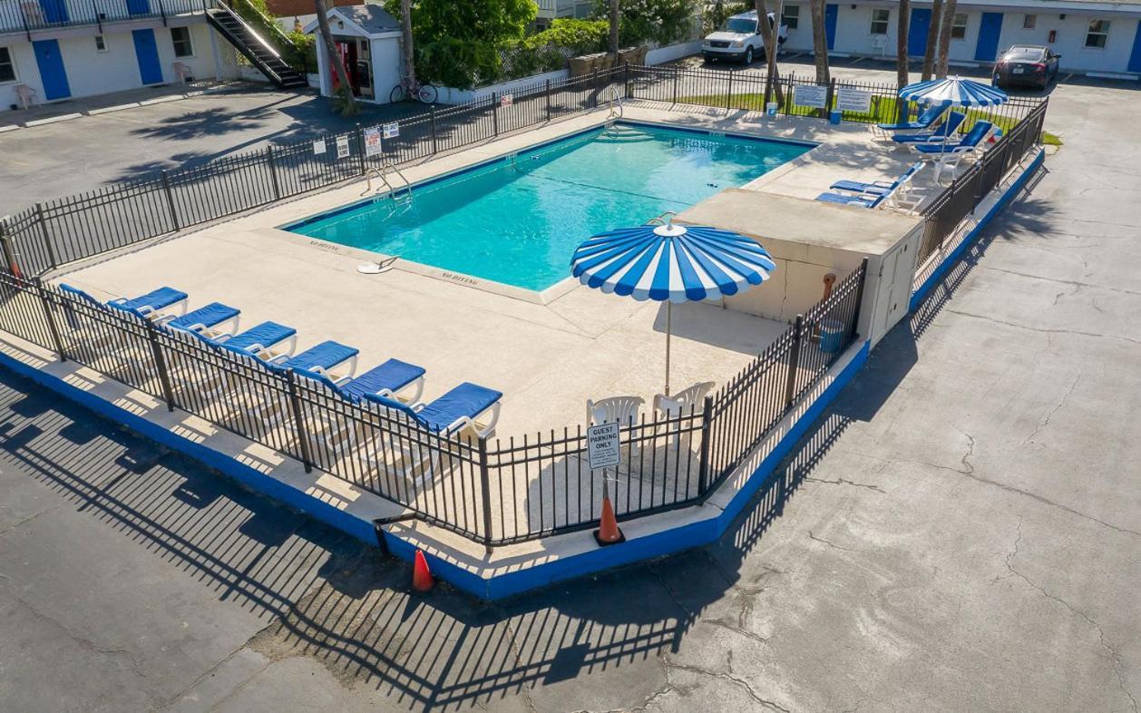 Royal Palms Motel photo 10