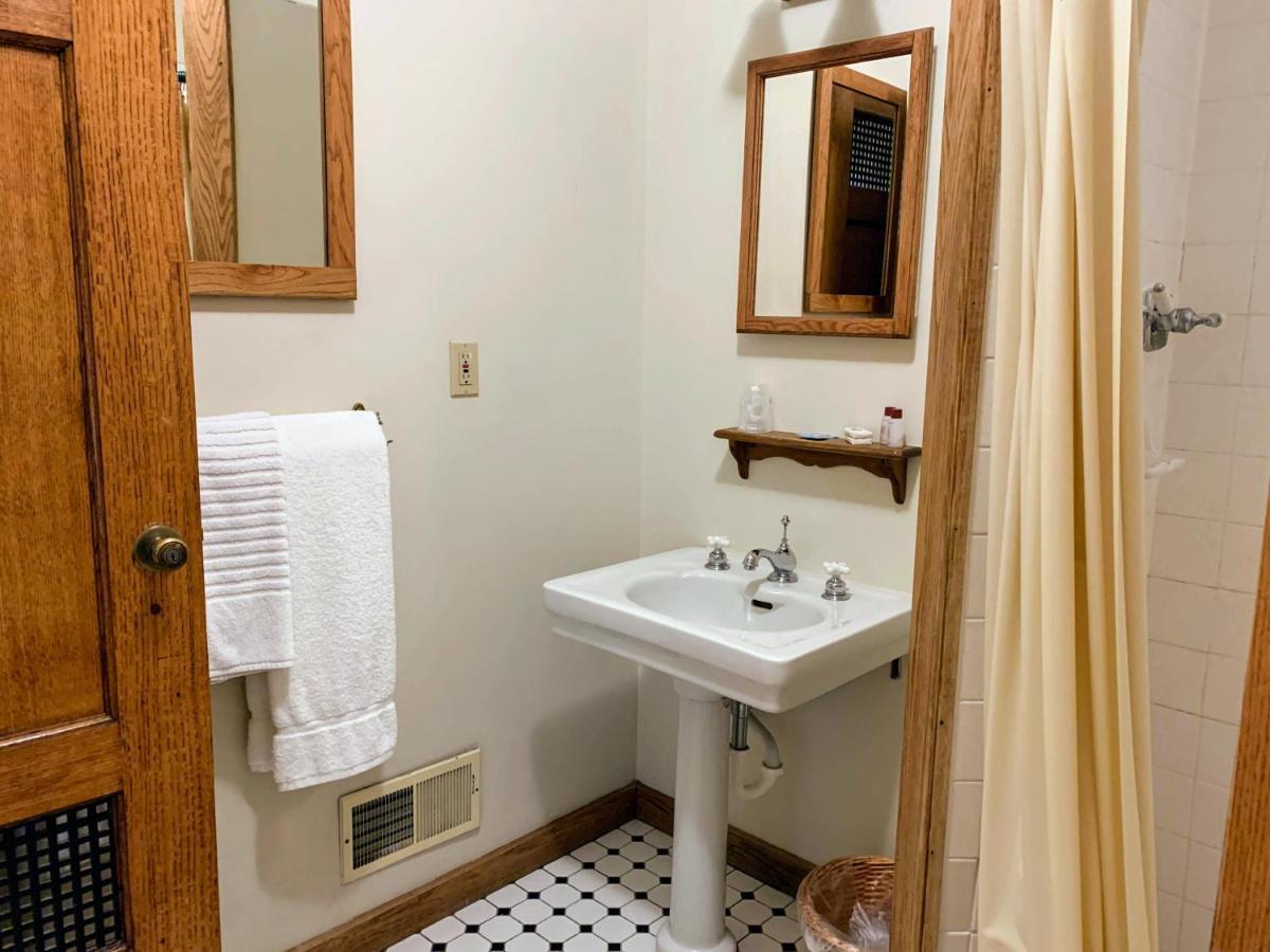 Gordon Beach Inn photo 30
