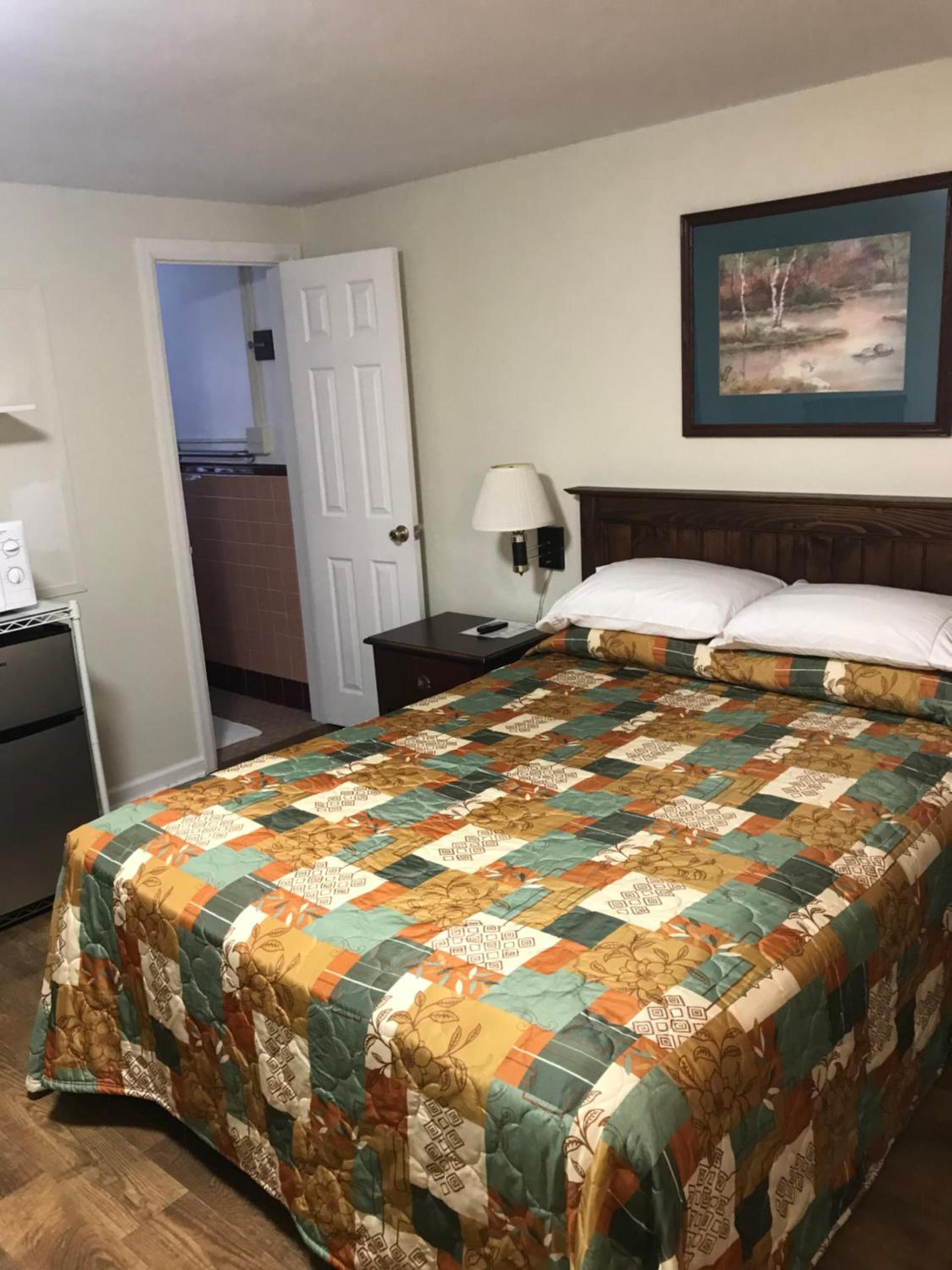 Evergreen Motel photo 25
