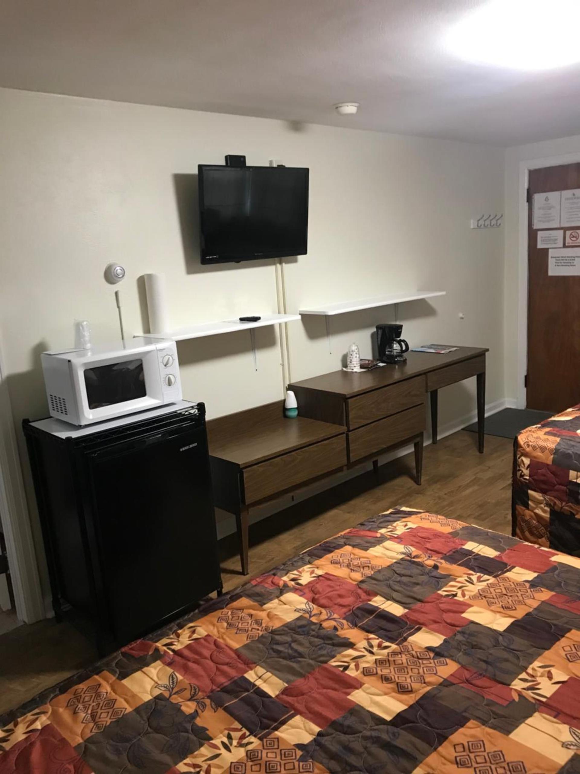 Evergreen Motel photo 28