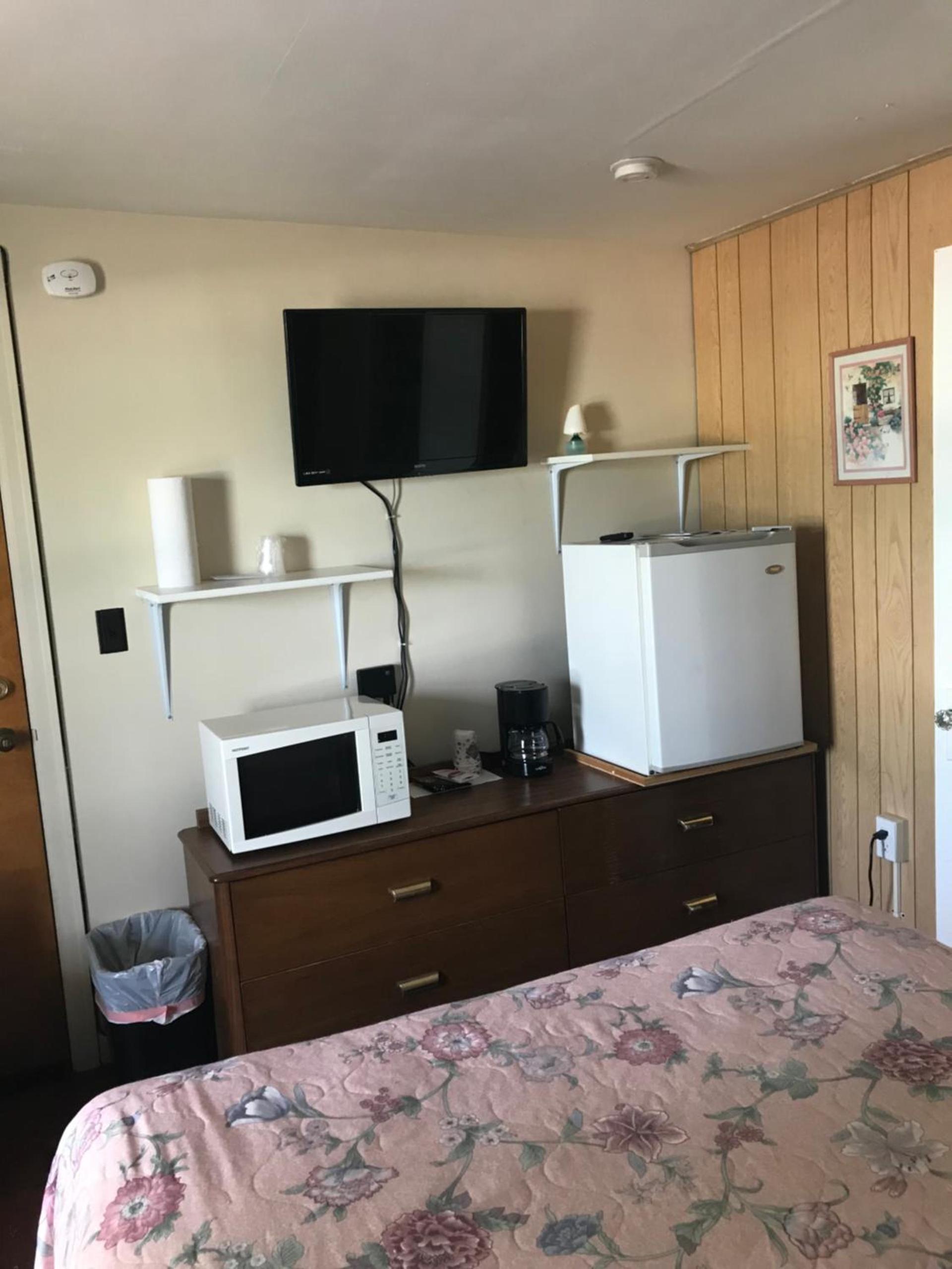 Evergreen Motel photo 53
