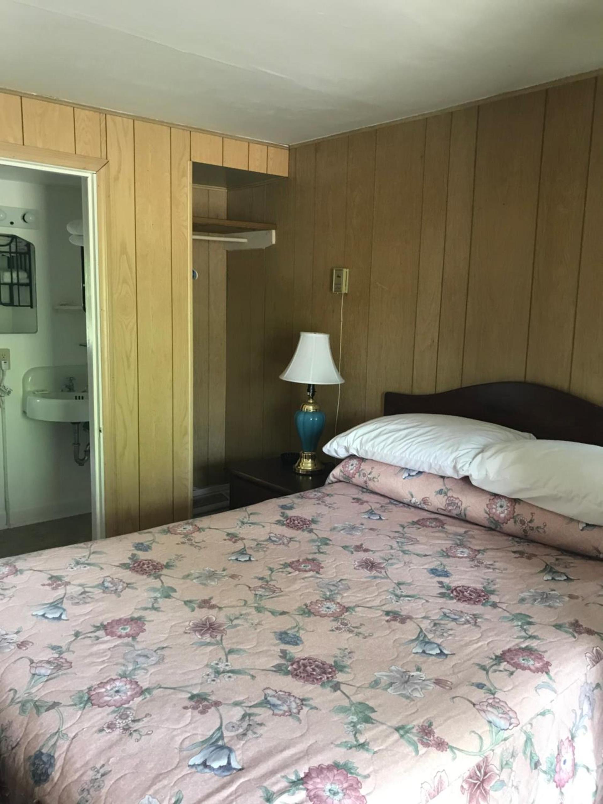 Evergreen Motel photo 46
