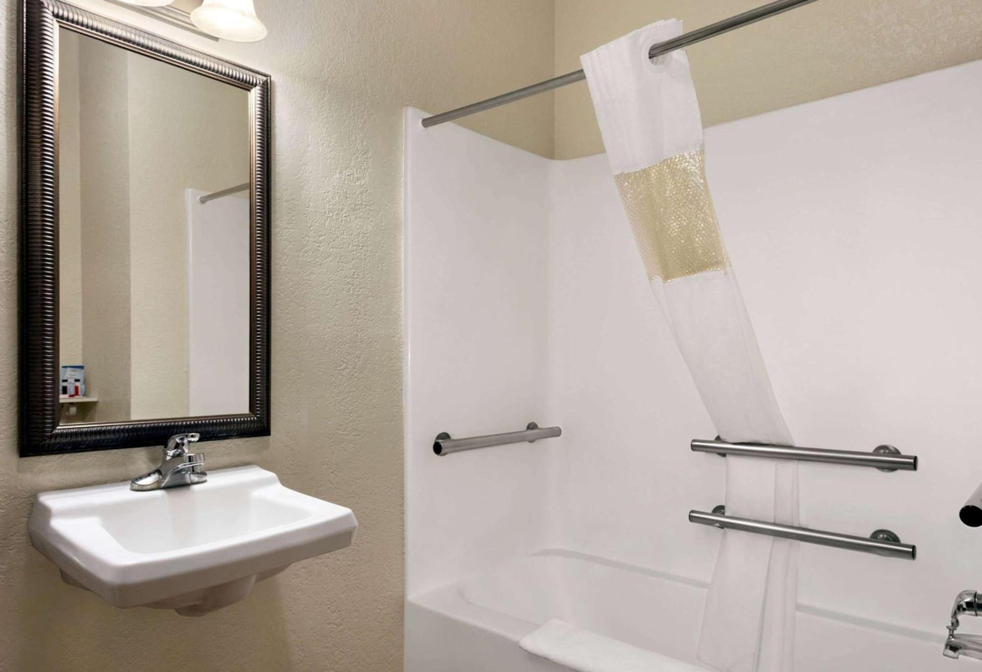 Baymont by Wyndham Elizabethtown photo 15
