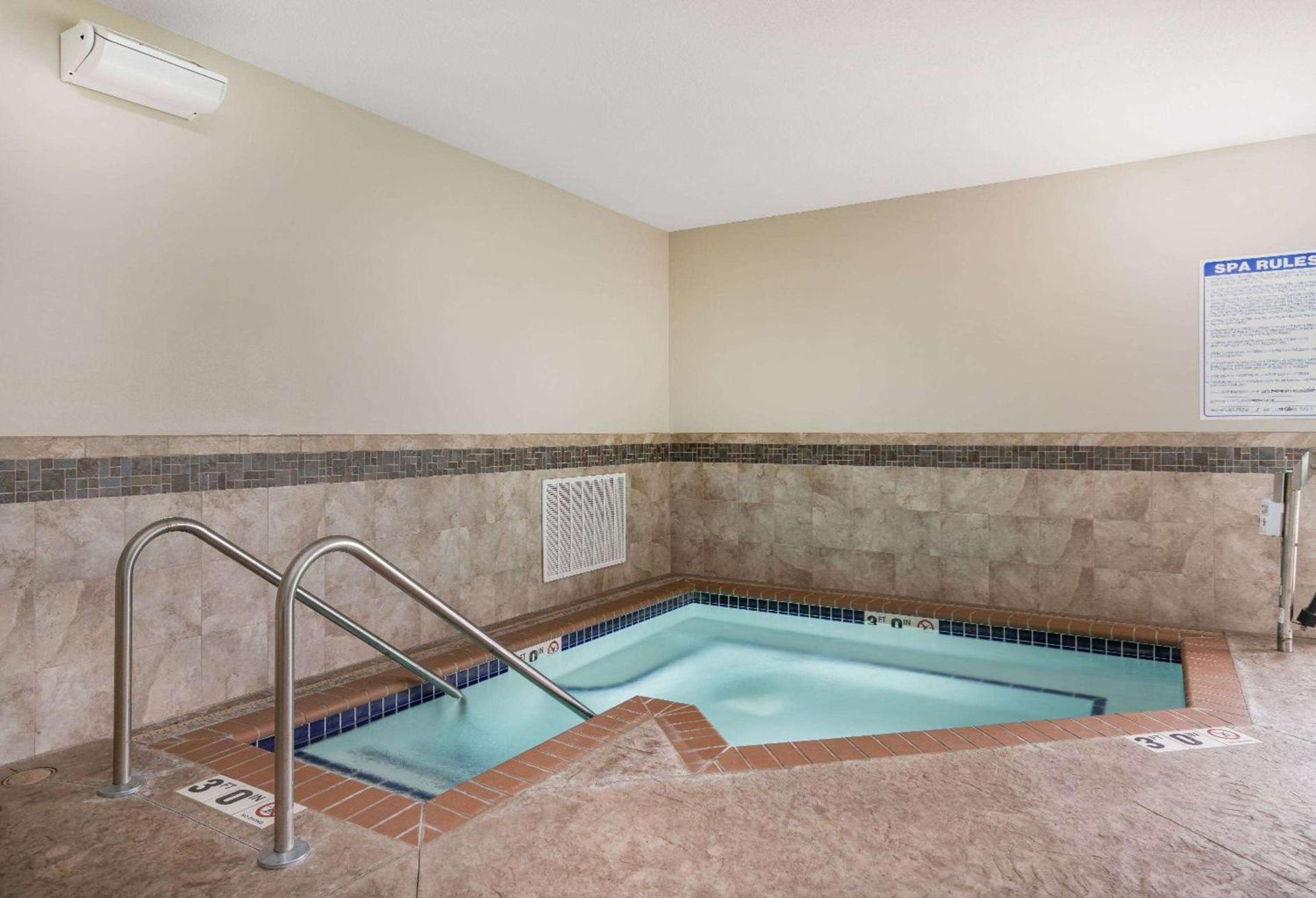 AmericInn by Wyndham Hartford SD photo 6