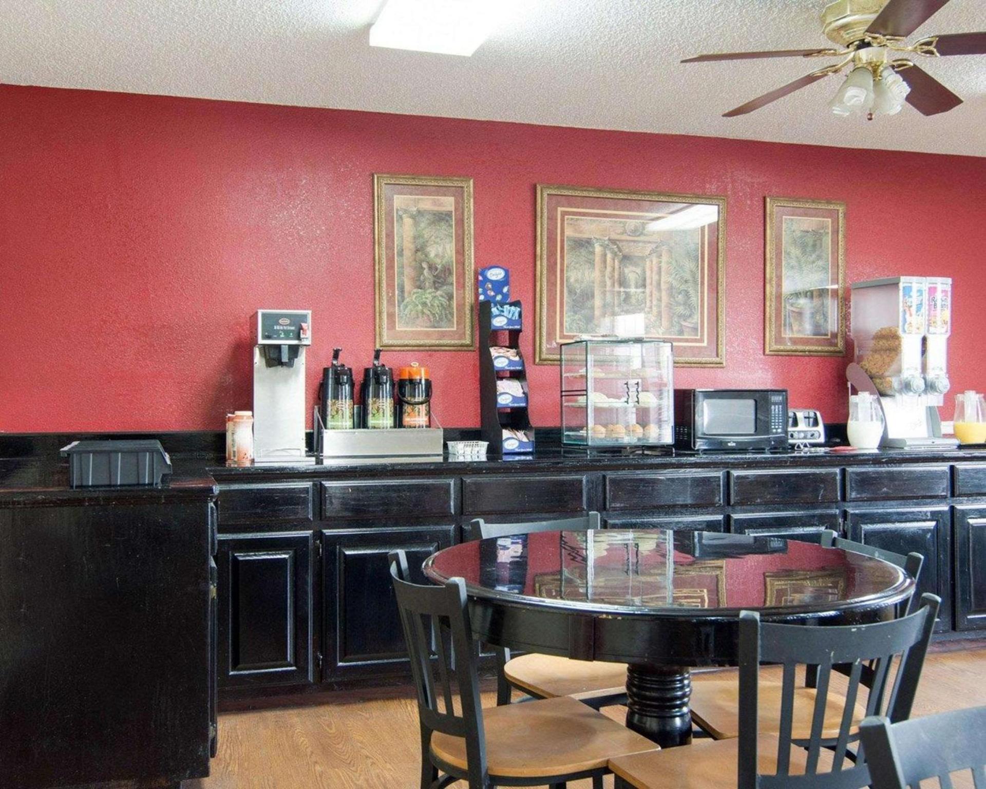 Econo Lodge Pine Bluff photo 14