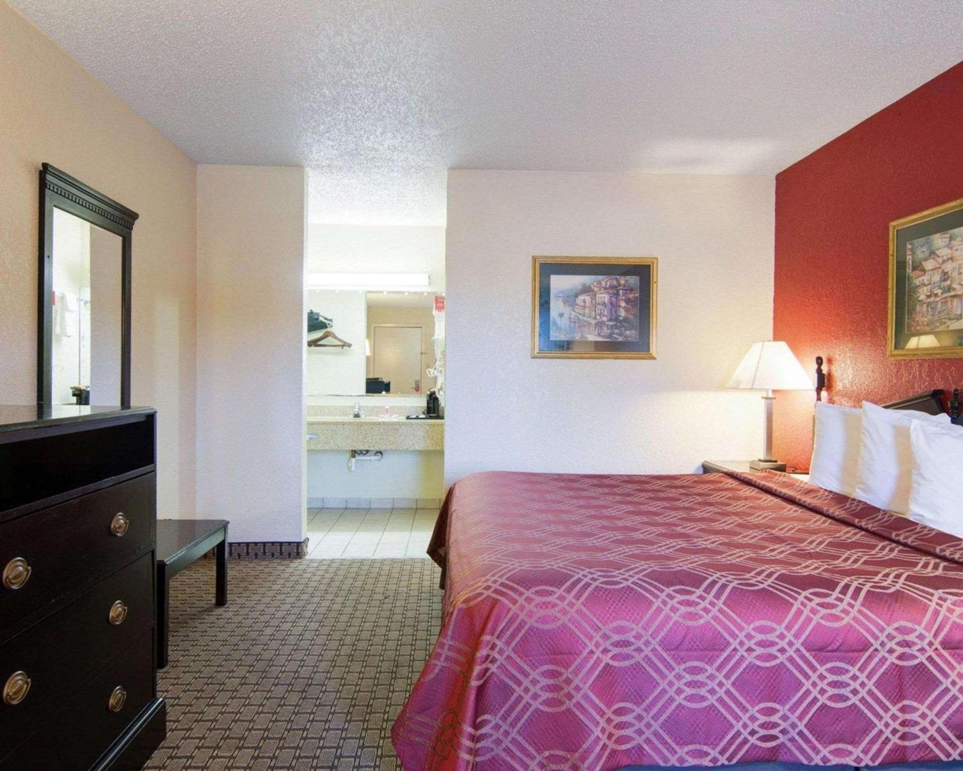 Econo Lodge Pine Bluff photo 15