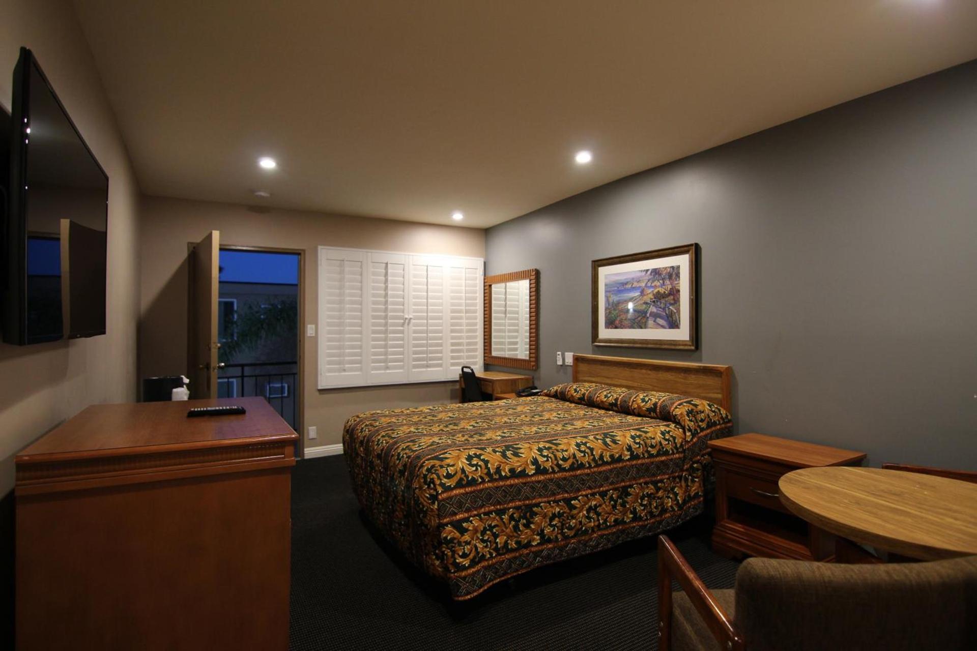 Dunes Inn - Wilshire photo 11