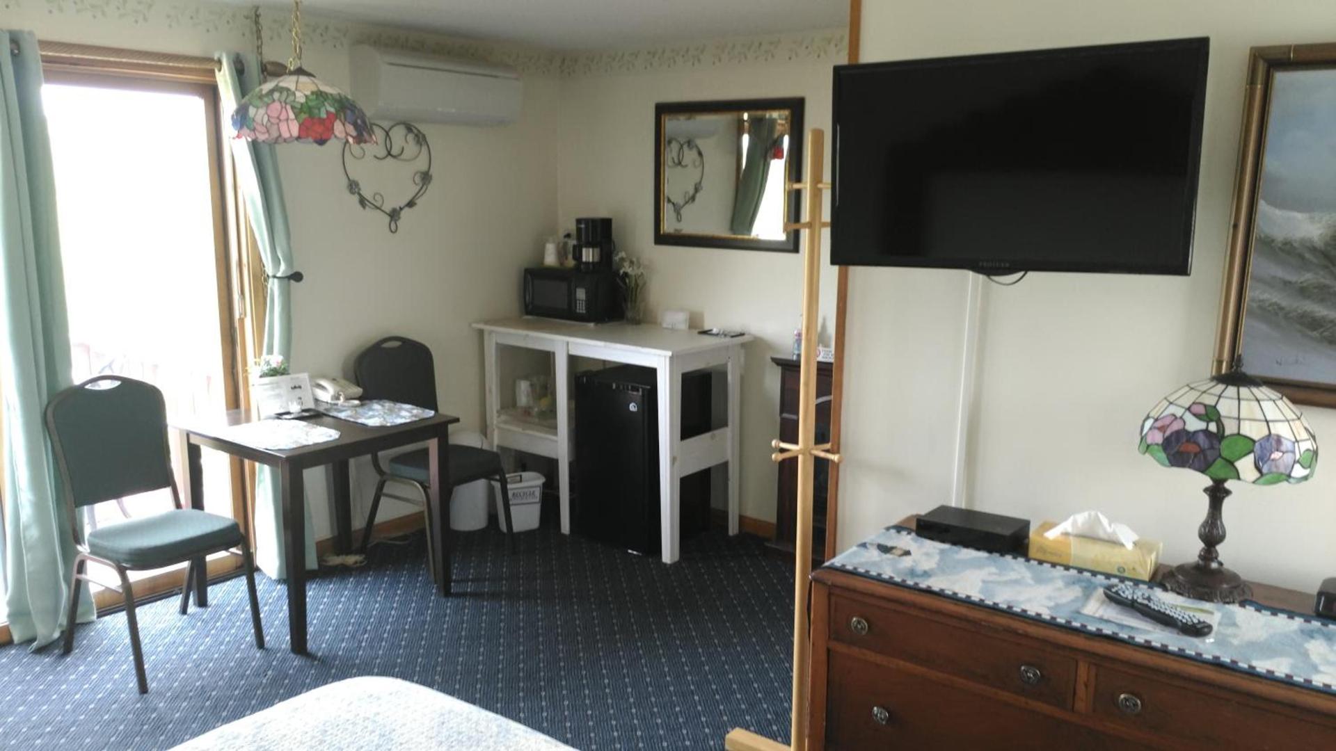 Midway Lodging photo 14