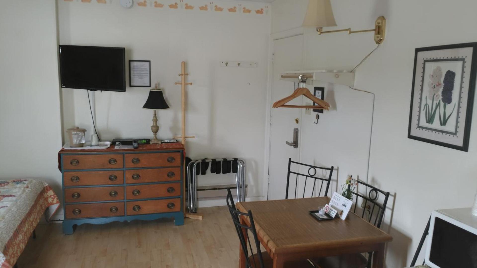 Midway Lodging photo 11