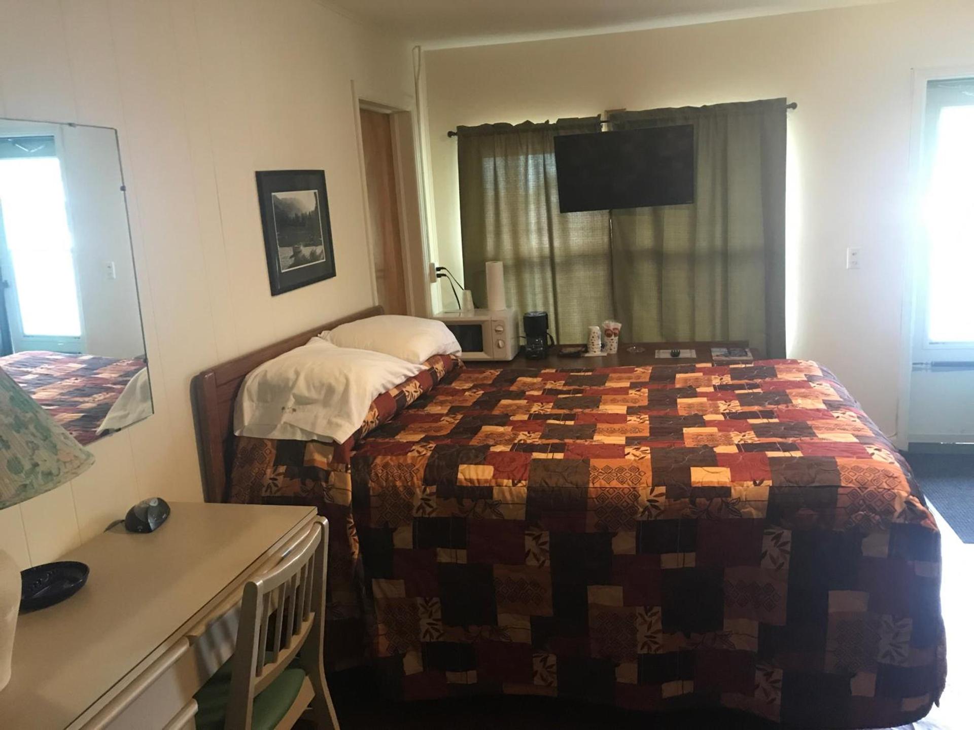 Evergreen Motel photo 37