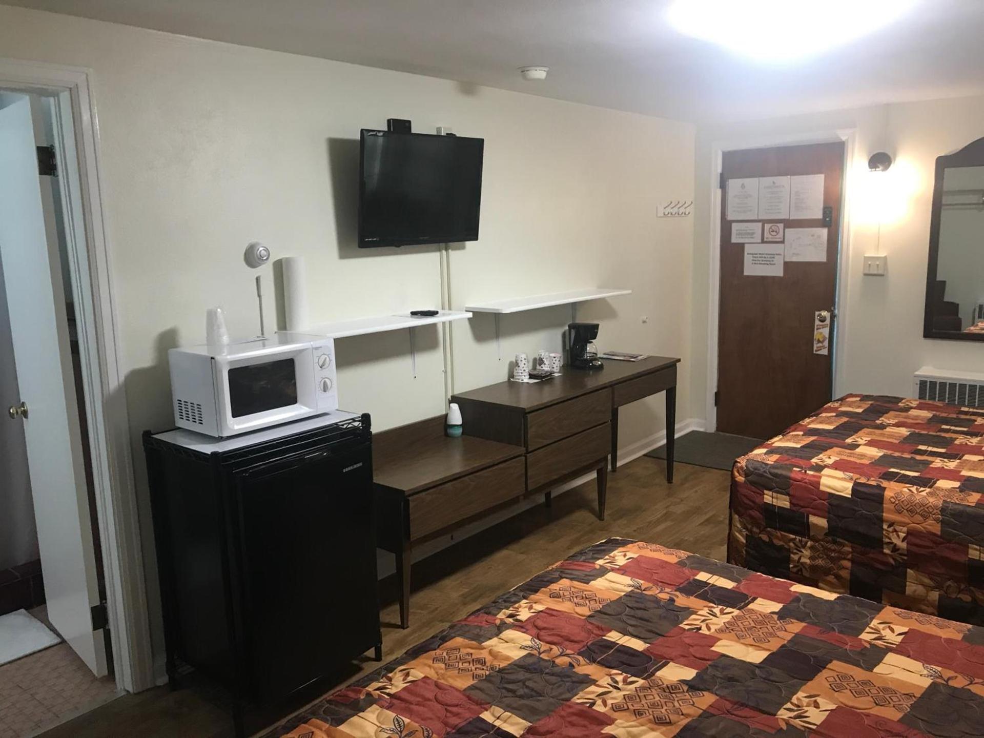Evergreen Motel photo 43