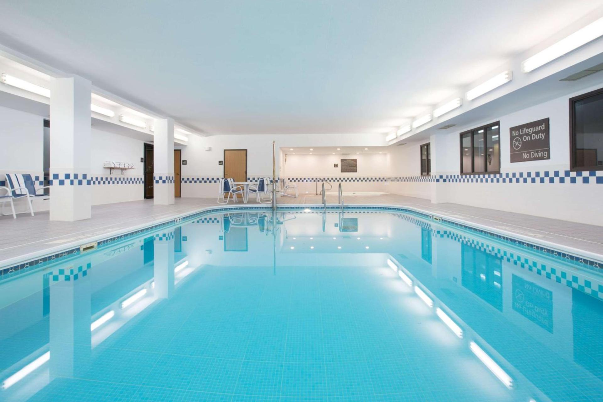 Baymont by Wyndham Thornton photo 16
