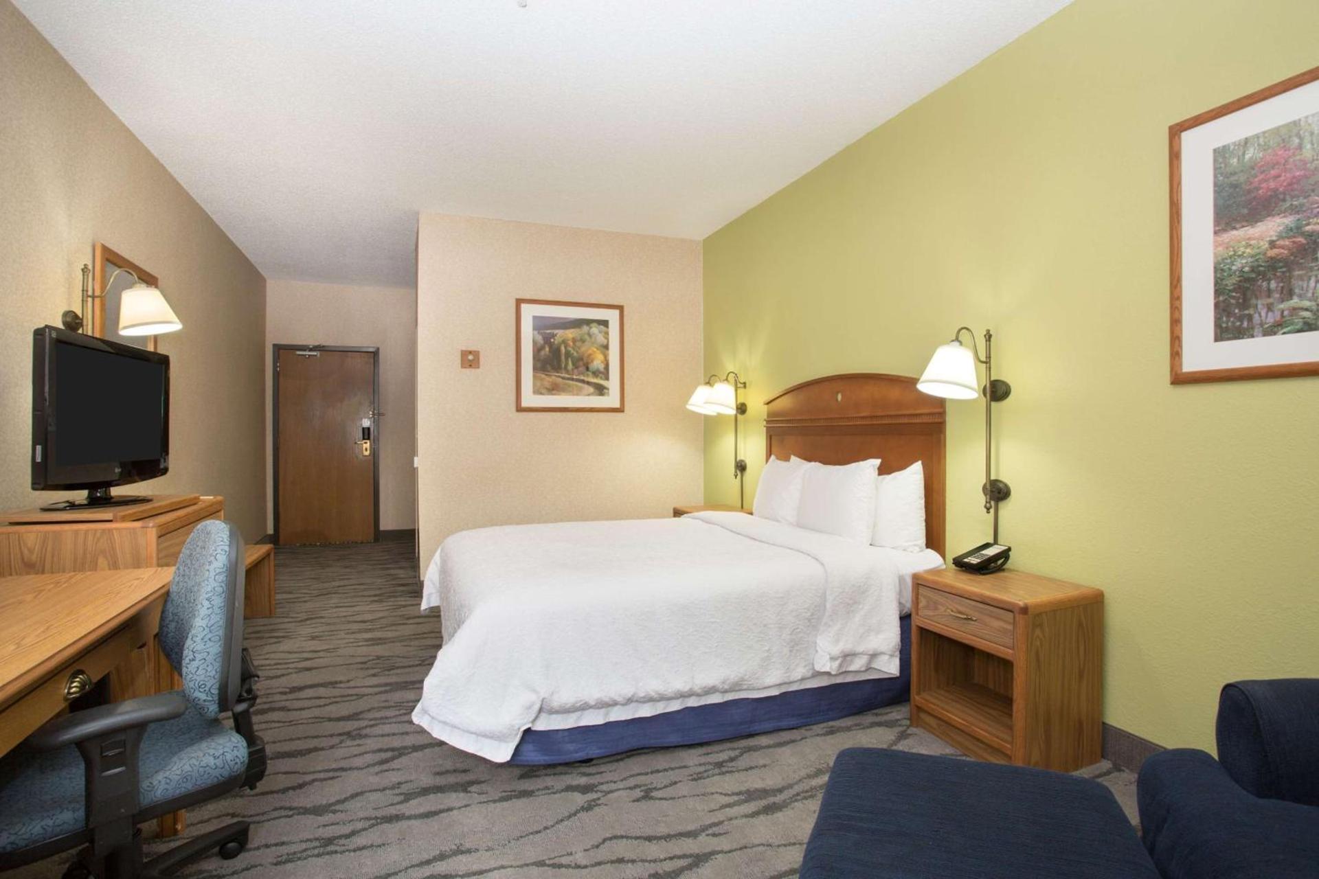 Baymont by Wyndham Thornton photo 23