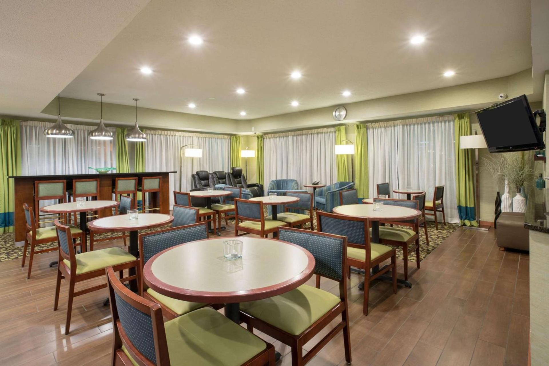 Baymont by Wyndham Thornton photo 18
