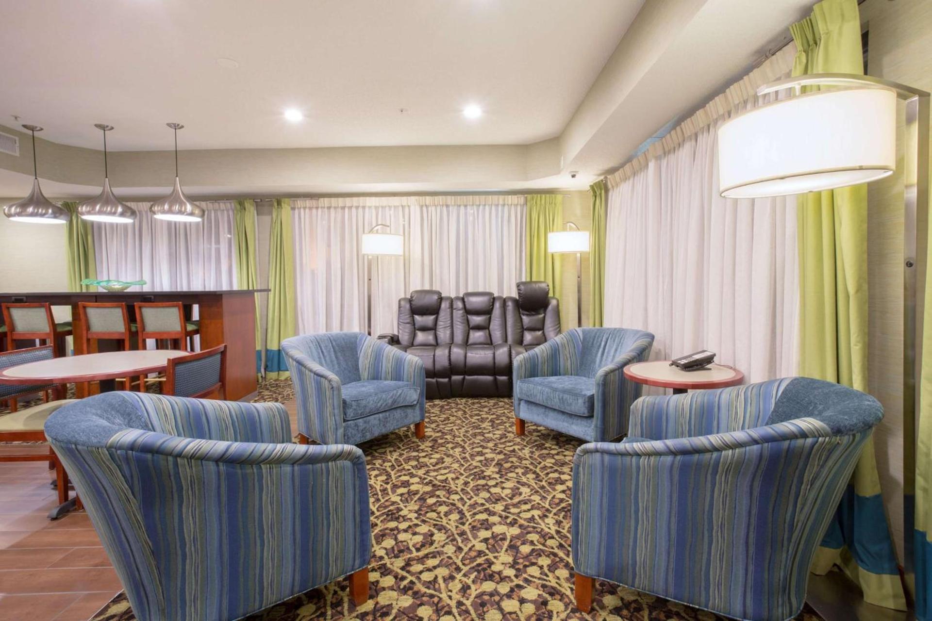 Baymont by Wyndham Thornton photo 20