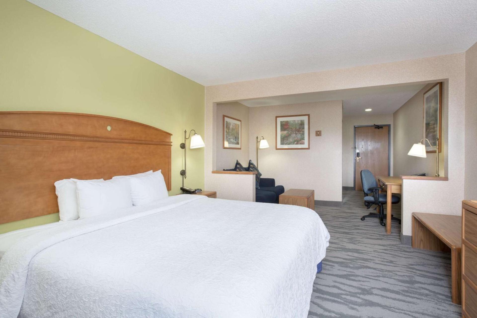 Baymont by Wyndham Thornton photo 11