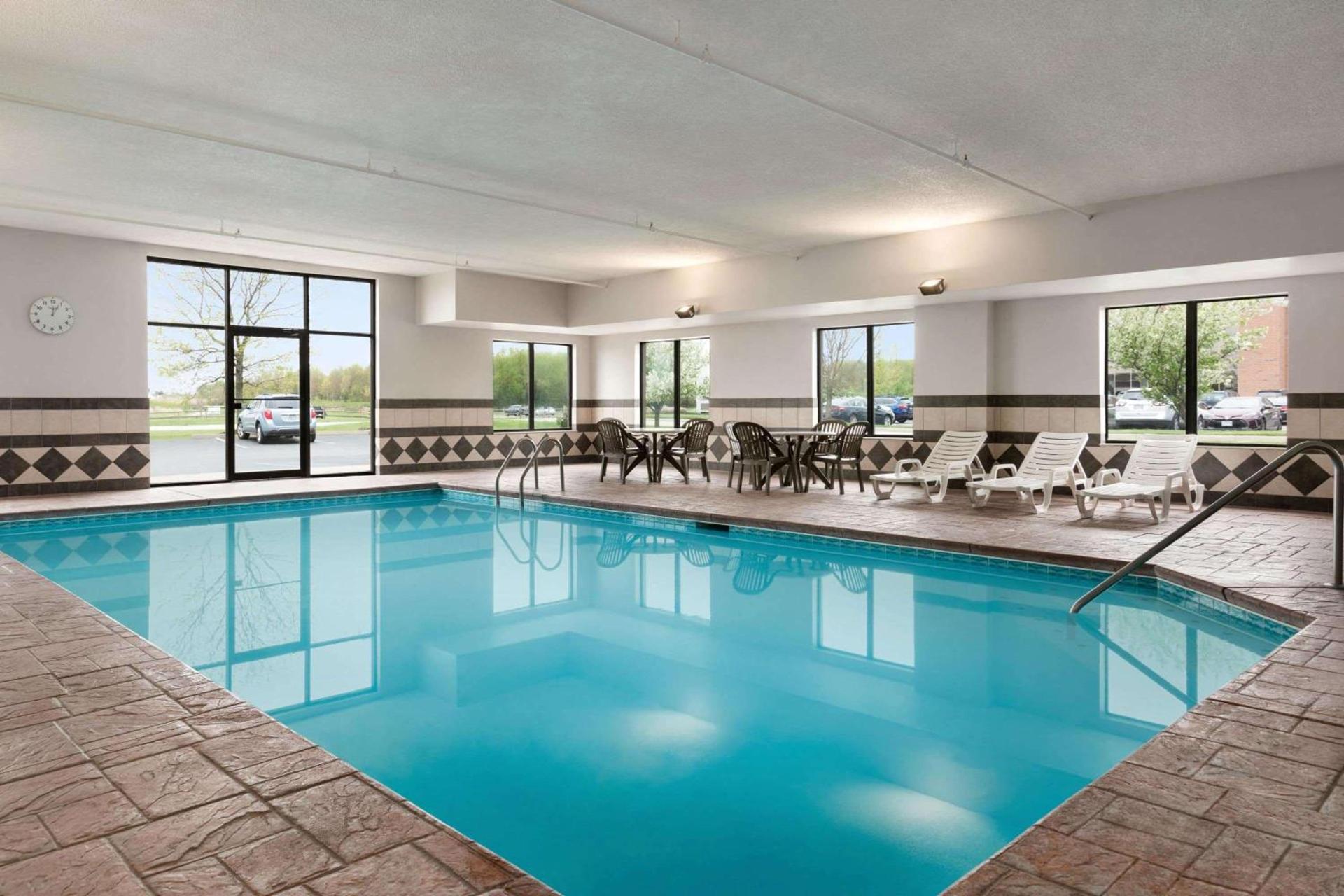 Wingate by Wyndham Cincinnati Blue Ash photo 2