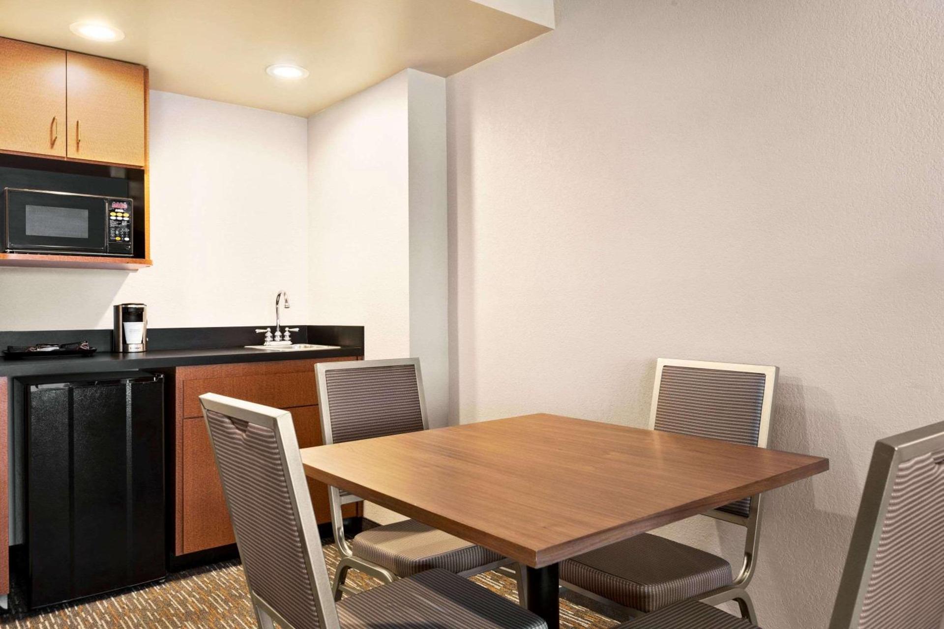 Wingate by Wyndham Cincinnati Blue Ash photo 14