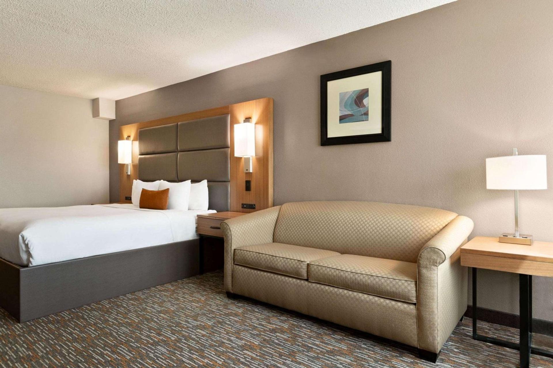 Wingate by Wyndham Cincinnati Blue Ash photo 13