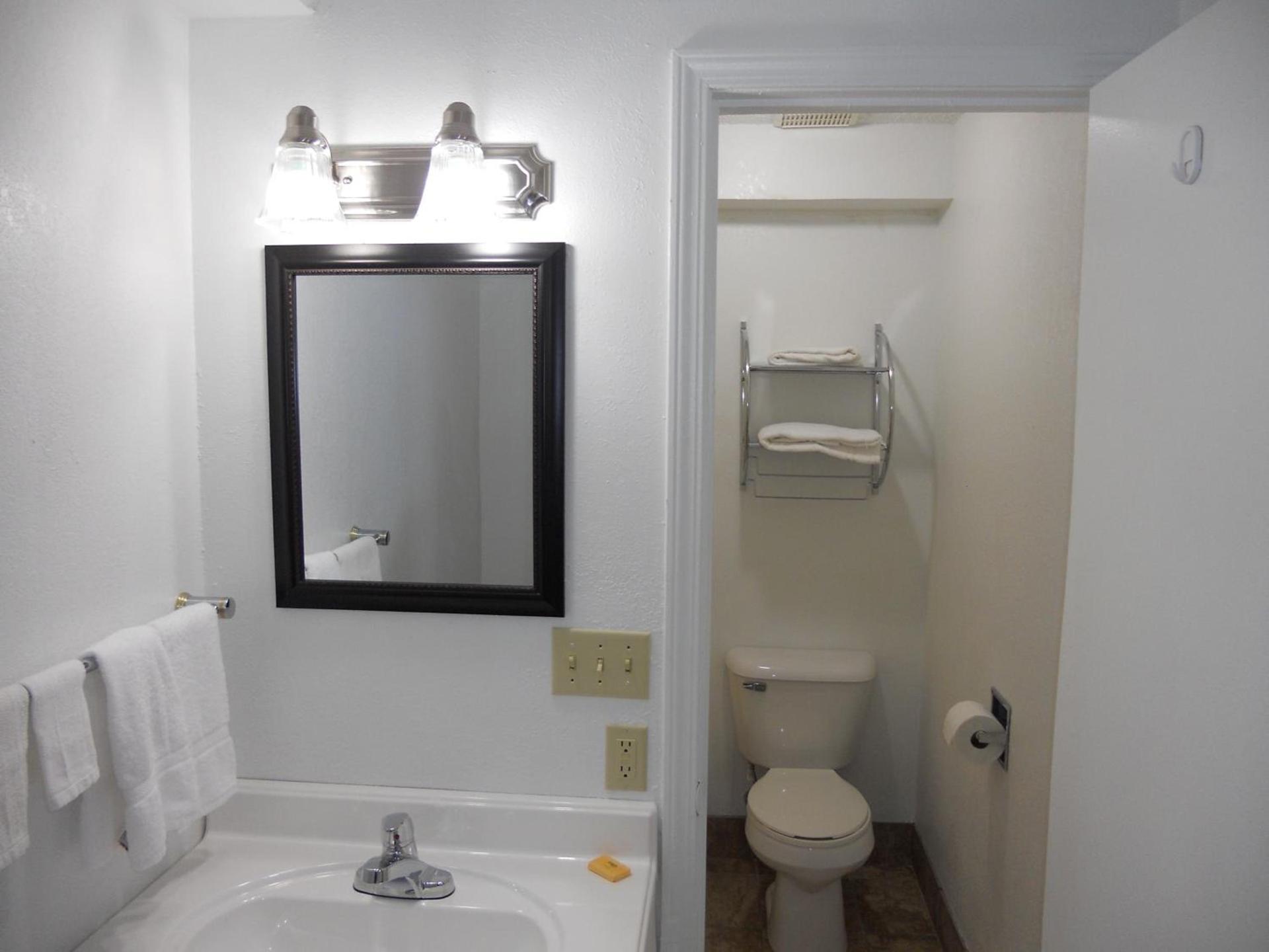 Knights Inn Harrisonville photo 2