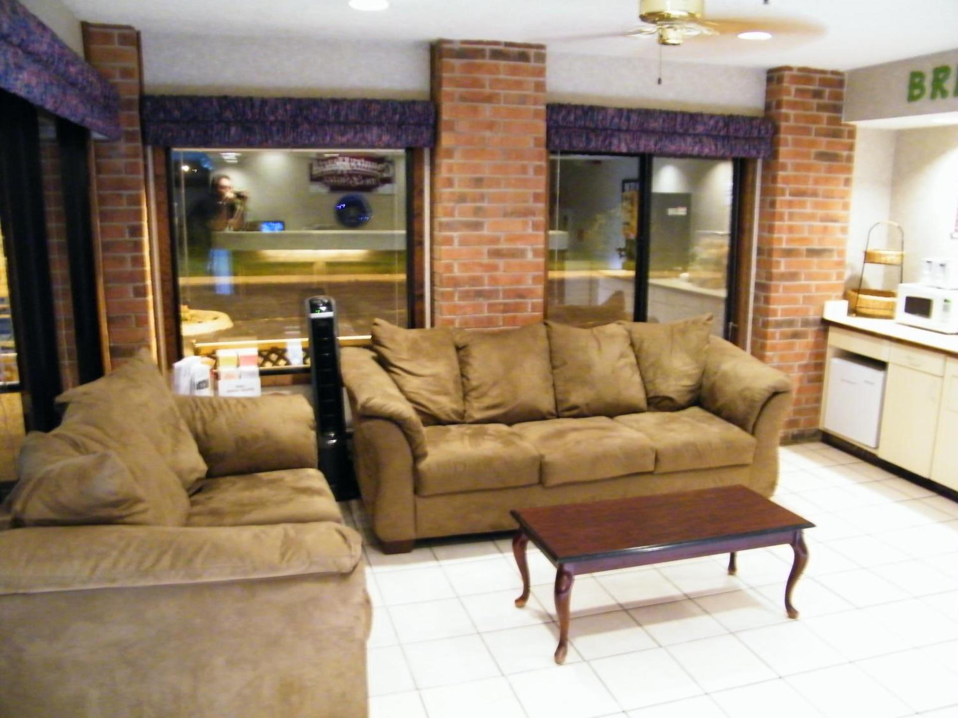 Capital O Amerihost Inn and Suites Mexico Hwy 54 MO photo 15