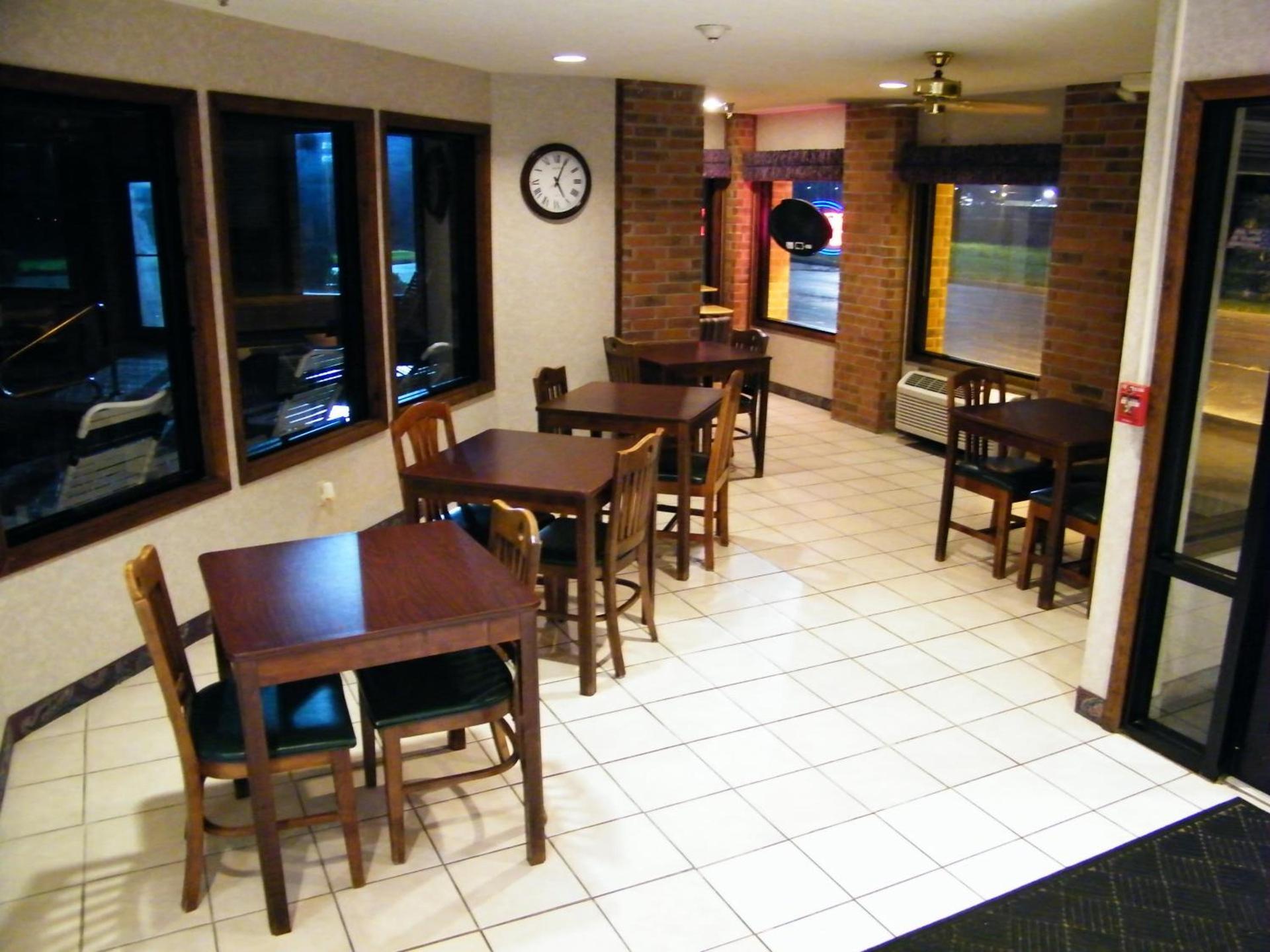 Capital O Amerihost Inn and Suites Mexico Hwy 54 MO photo 14