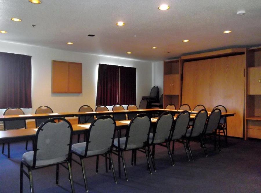 Capital O Amerihost Inn and Suites Mexico Hwy 54 MO photo 18