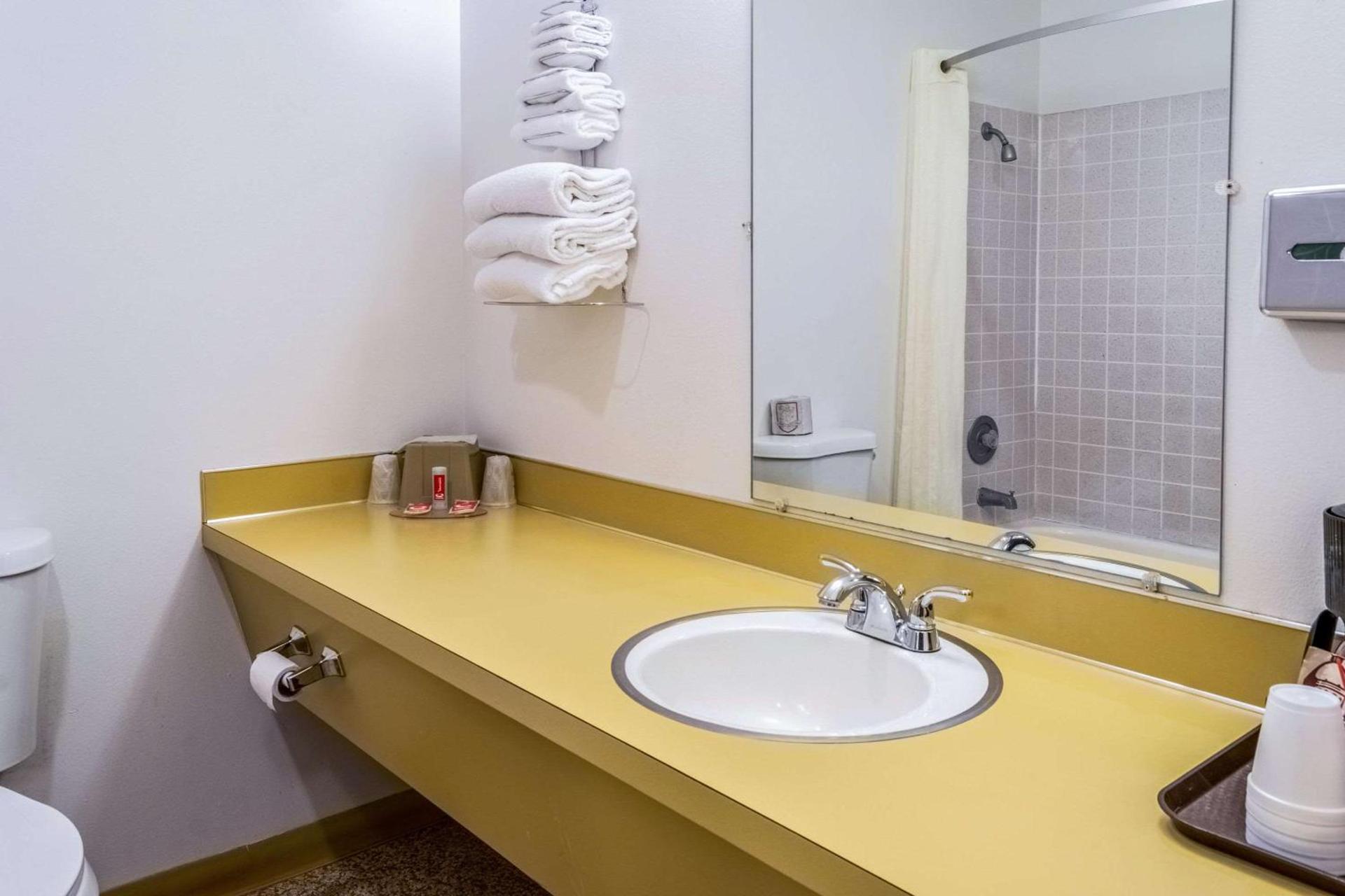Econo Lodge photo 11