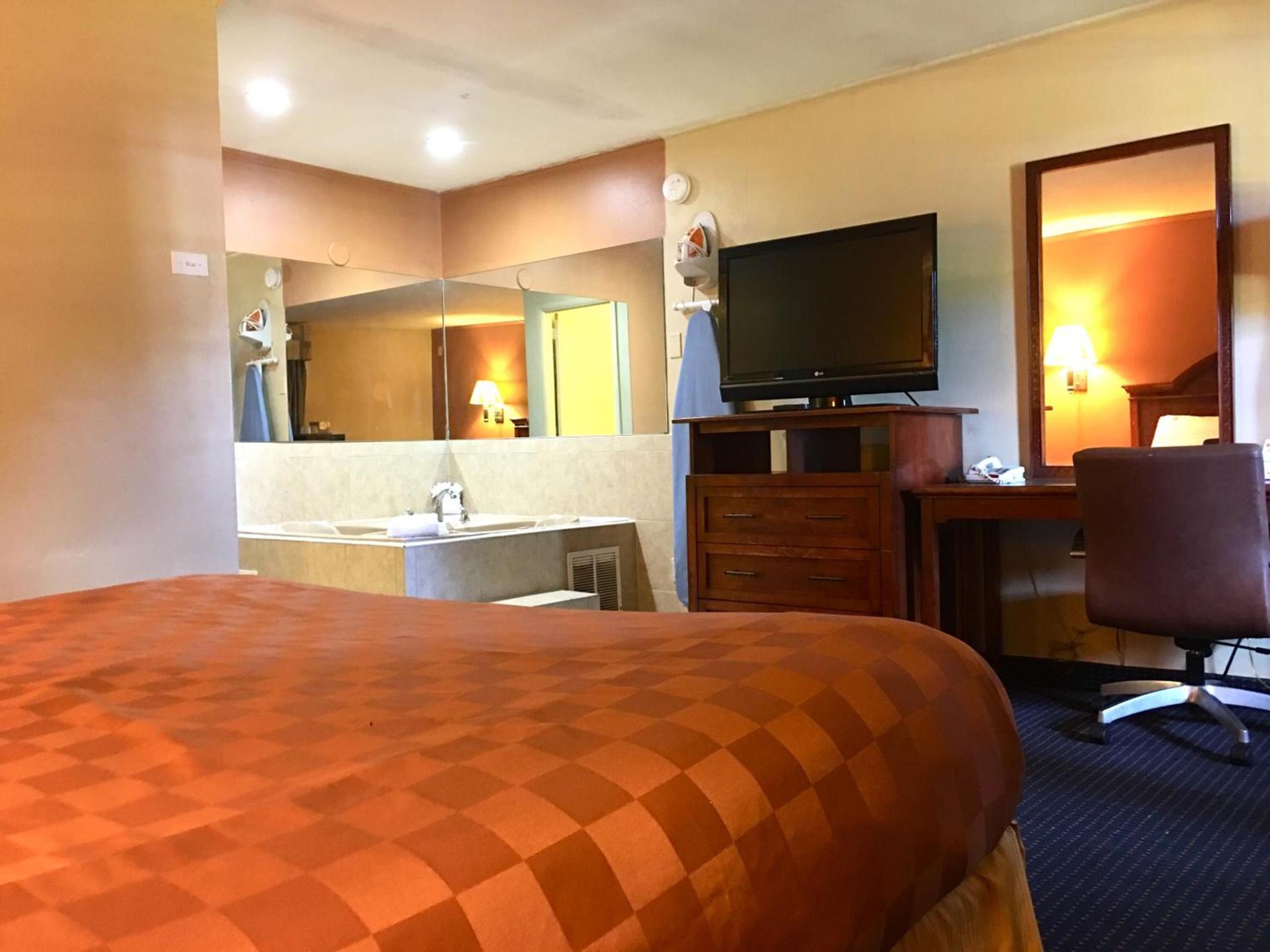 Red Carpet Inn - Stamford photo 2