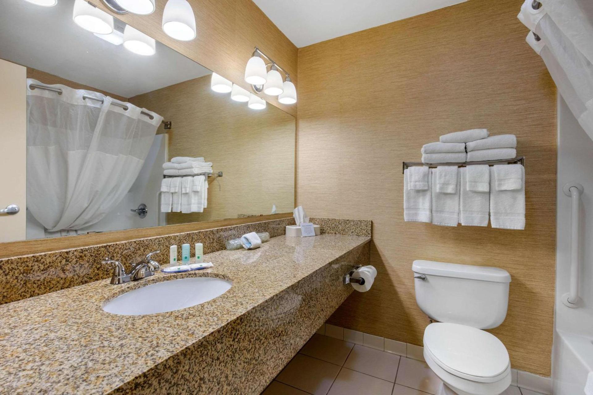 Quality Inn & Suites Benton - Draffenville photo 26