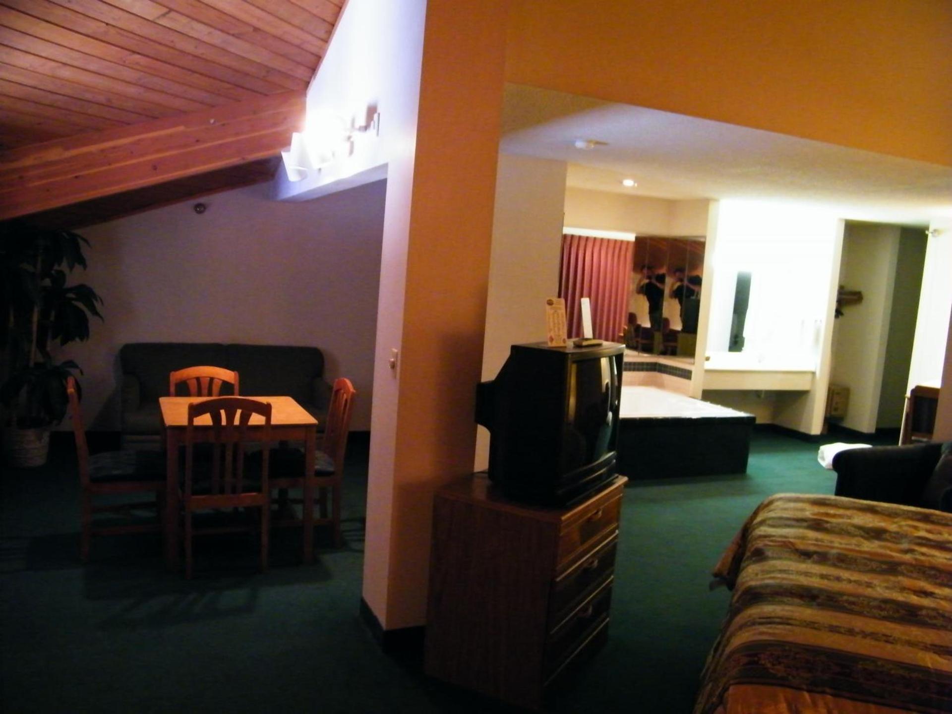 Capital O Amerihost Inn and Suites Mexico Hwy 54 MO photo 9