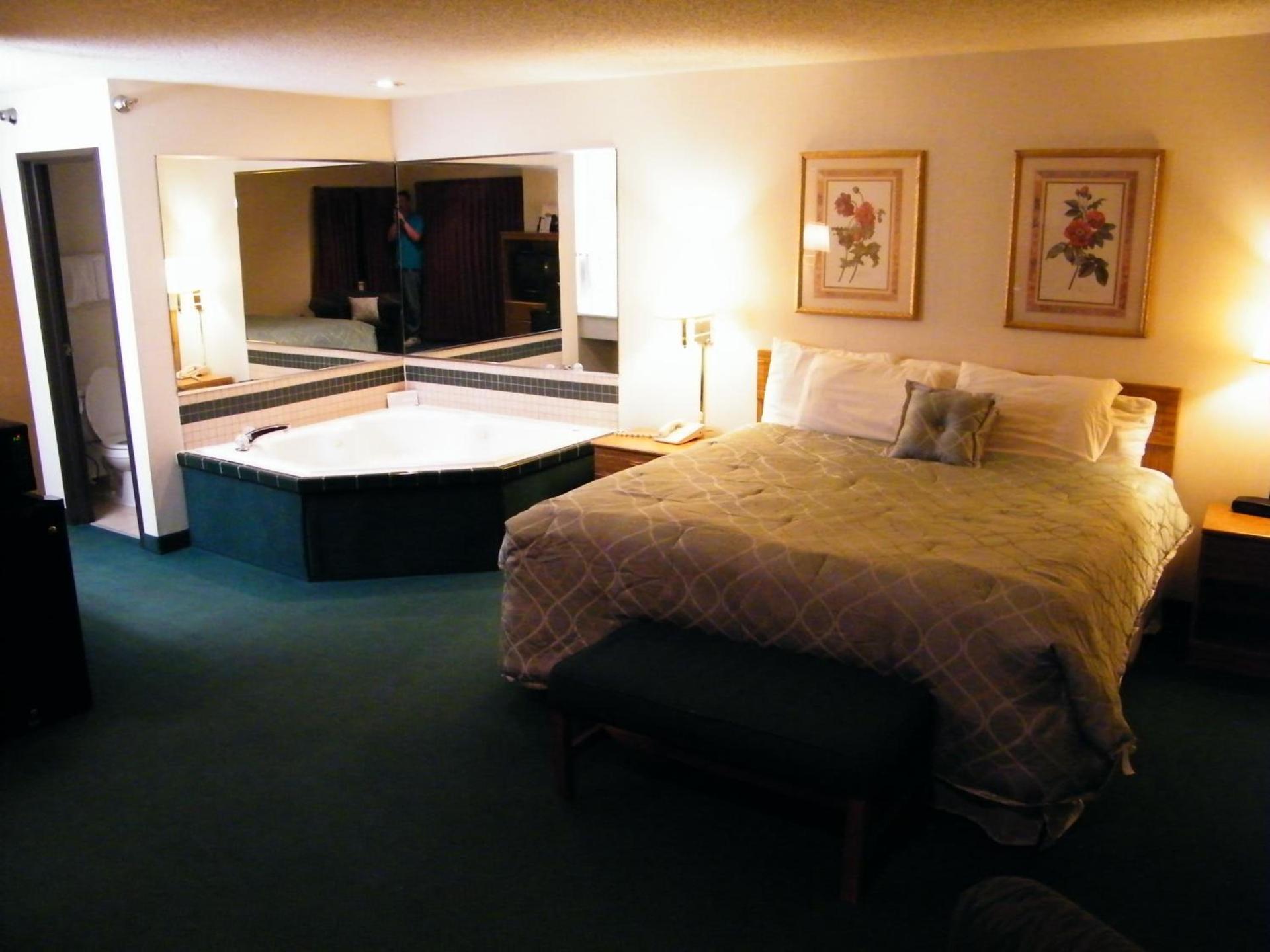 Capital O Amerihost Inn and Suites Mexico Hwy 54 MO photo 6