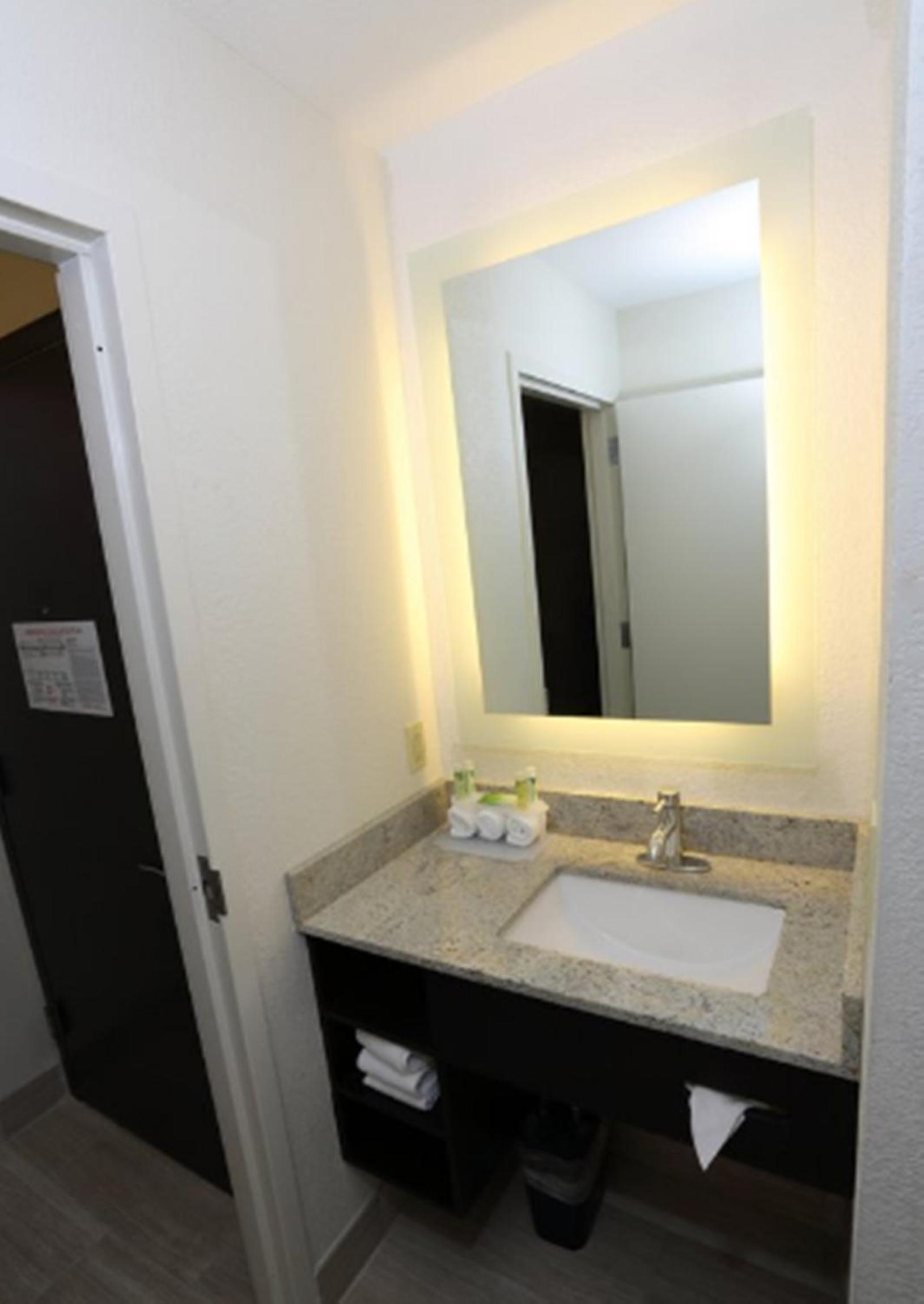 Holiday Inn Express Brentwood-South Cool Springs by IHG photo 5