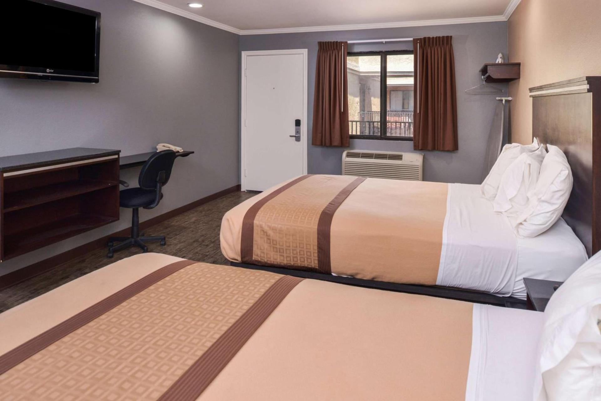 Laguna Inn and Suites photo 17