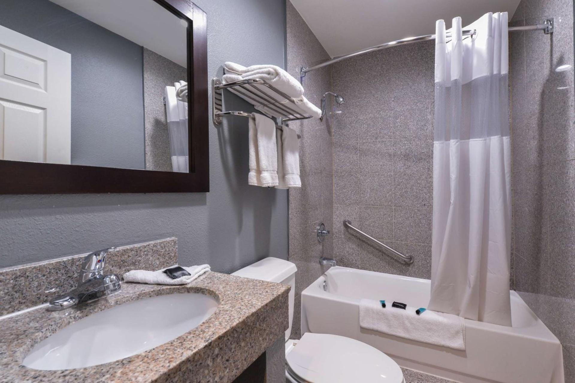 Laguna Inn and Suites photo 8