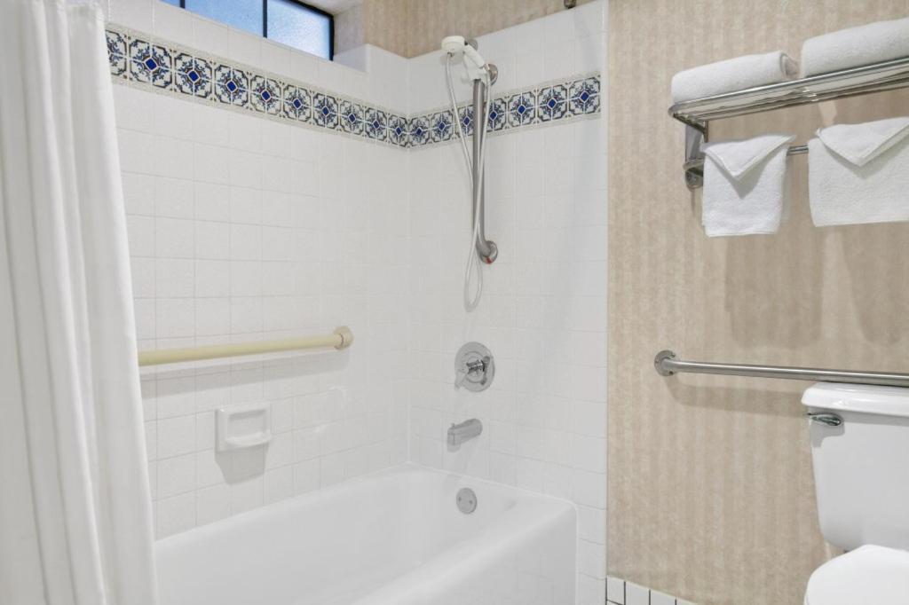 Ramada by Wyndham Mountain View photo 9