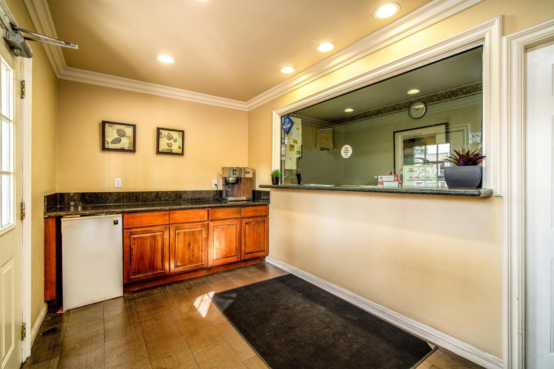 Regency Inn & Suites Downey photo 3