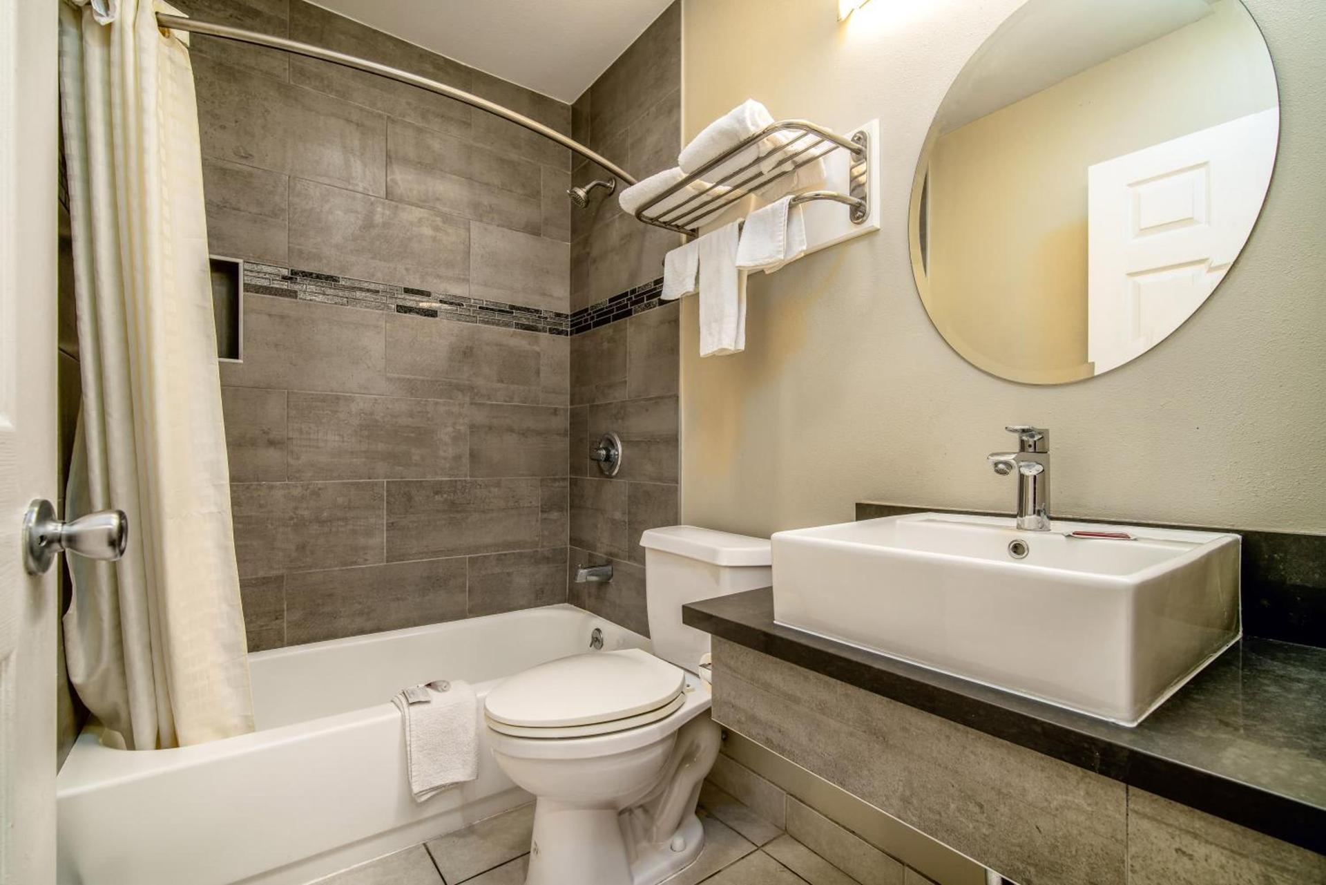 Regency Inn & Suites Downey photo 9