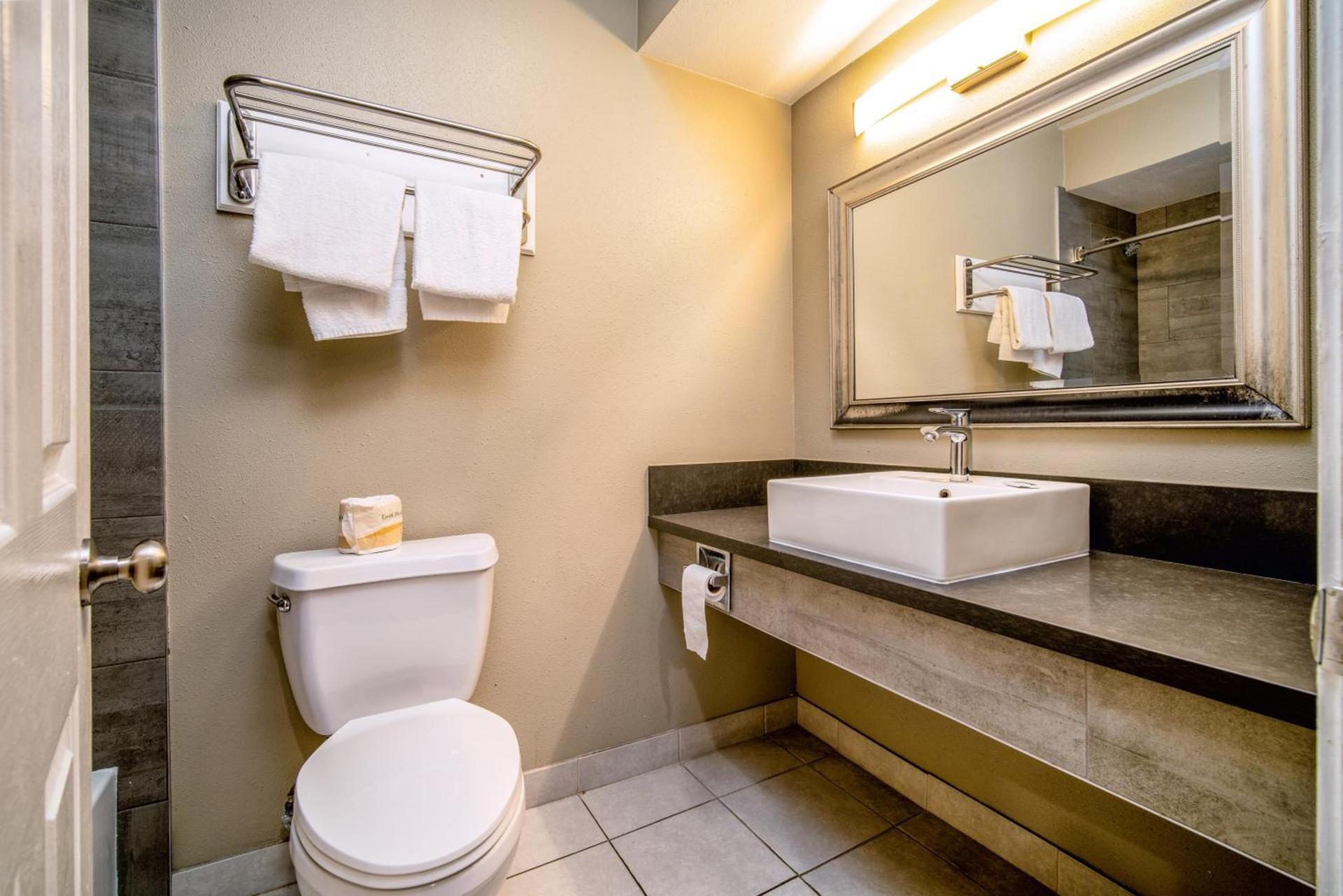 Regency Inn & Suites Downey photo 12