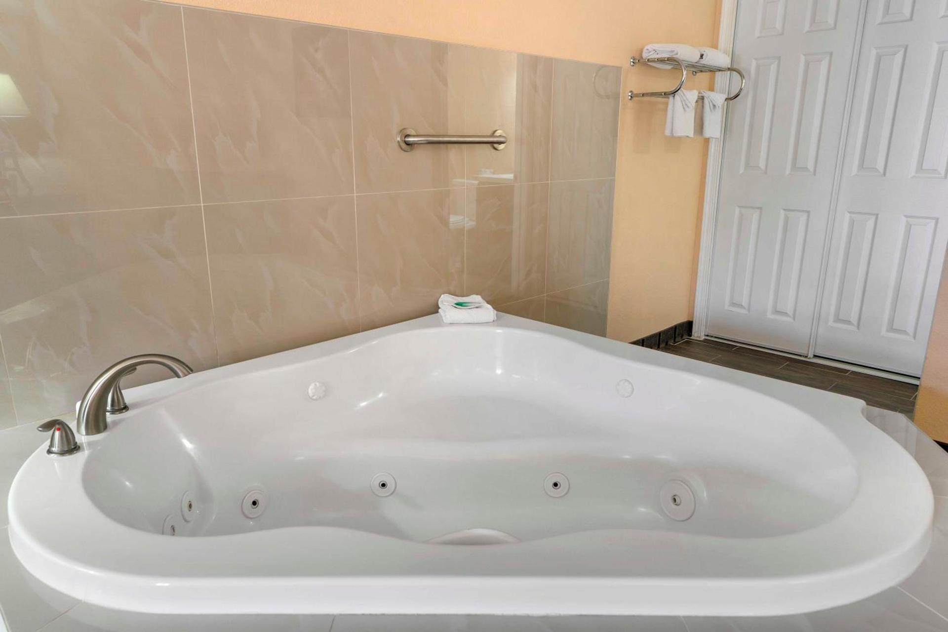 Lemon Tree Hotel and Suites photo 17