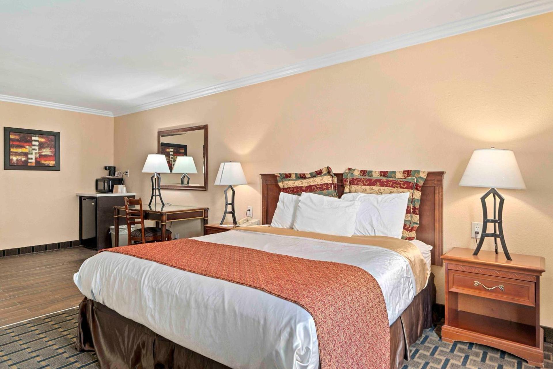 Lemon Tree Hotel and Suites photo 31