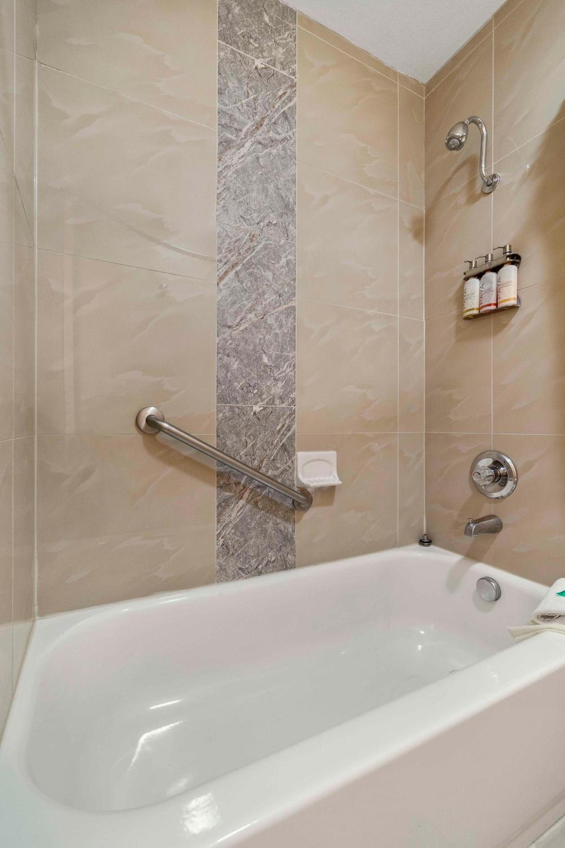 Lemon Tree Hotel and Suites photo 24