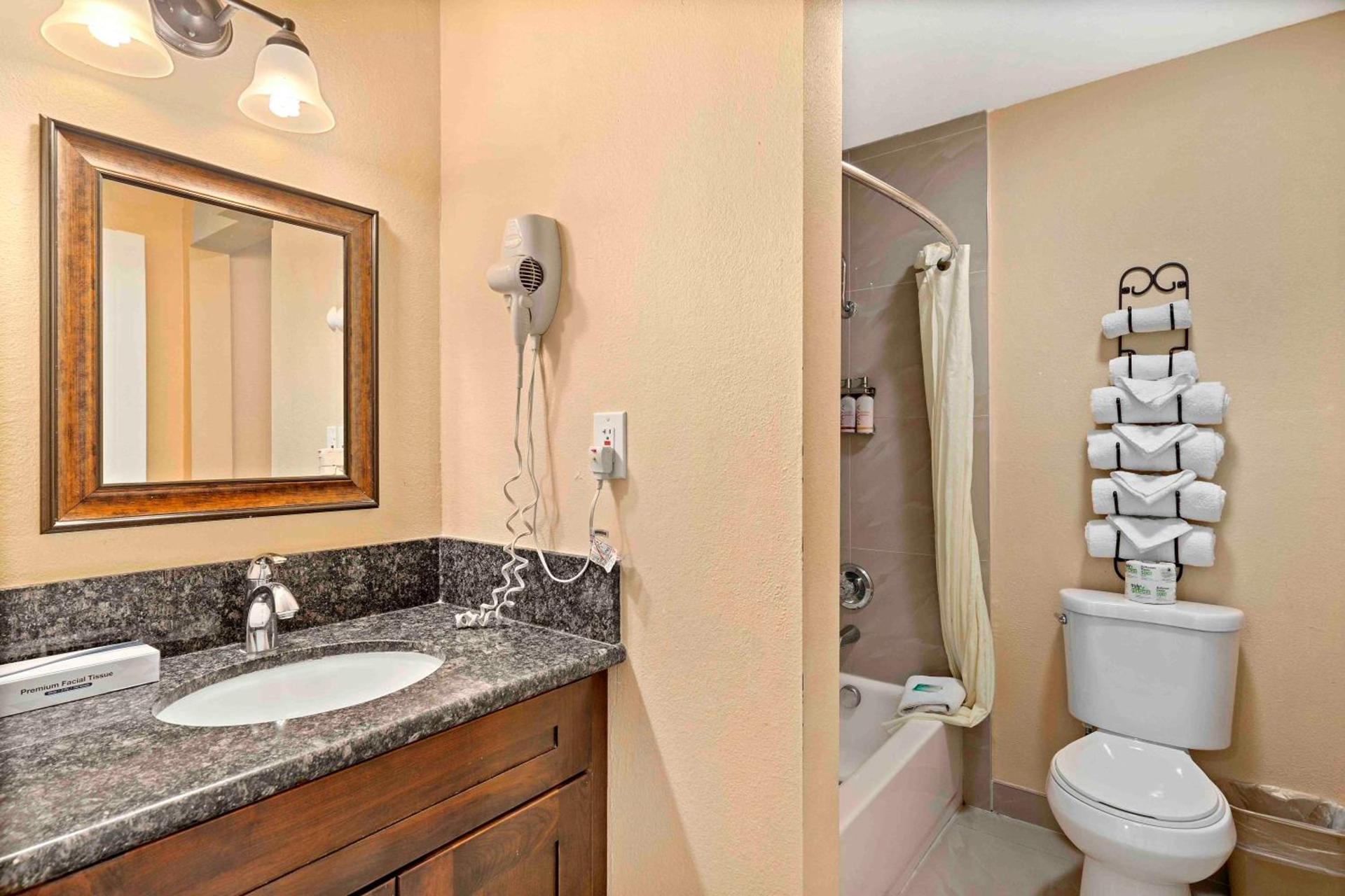 Lemon Tree Hotel and Suites photo 23
