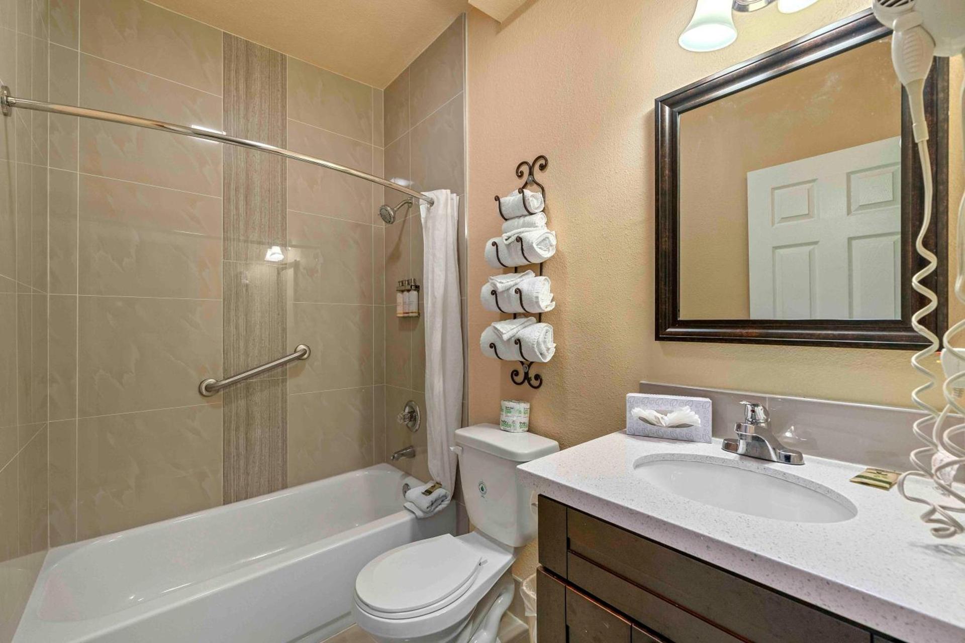 Lemon Tree Hotel and Suites photo 10