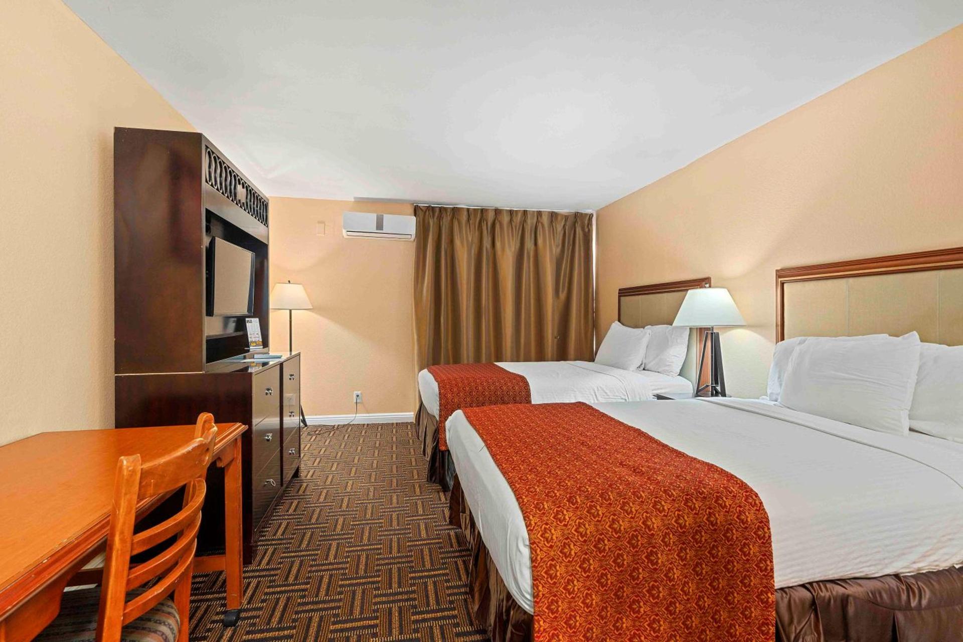 Lemon Tree Hotel and Suites photo 5