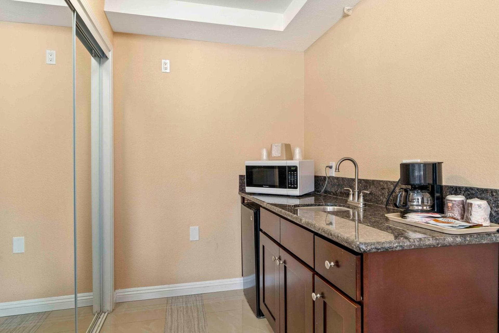 Lemon Tree Hotel and Suites photo 34