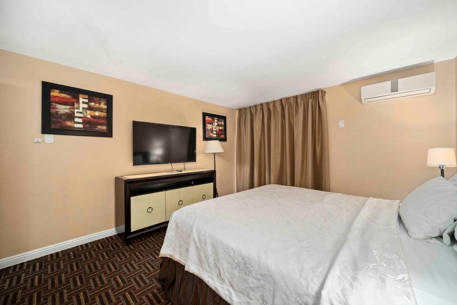 Lemon Tree Hotel and Suites photo 6