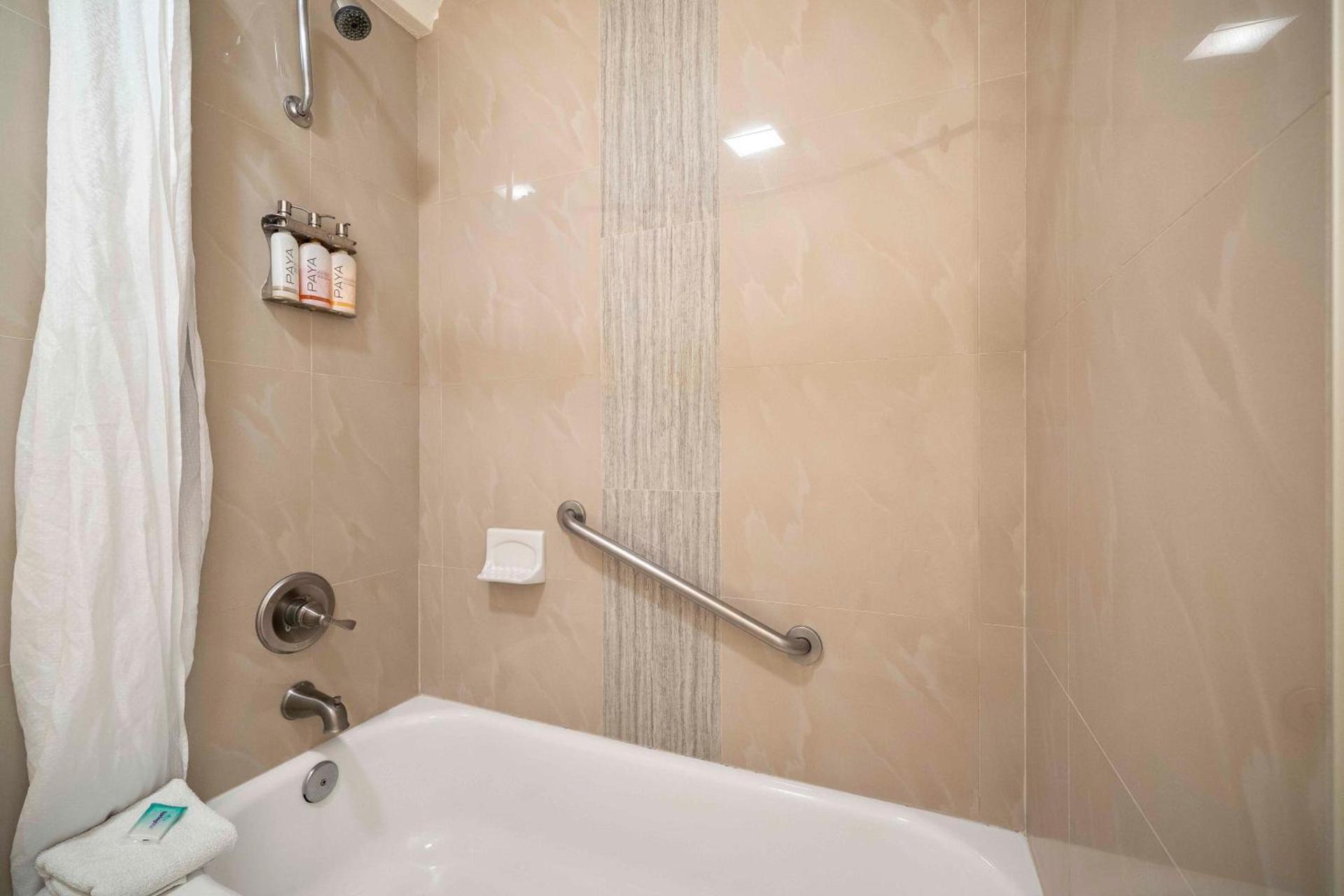 Lemon Tree Hotel and Suites photo 27